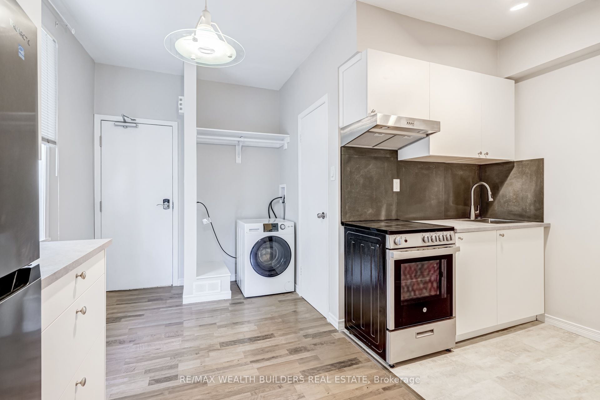 2443 dundas Street W Upper Unit 2, Toronto, ON M6P 1X3 photo 3
