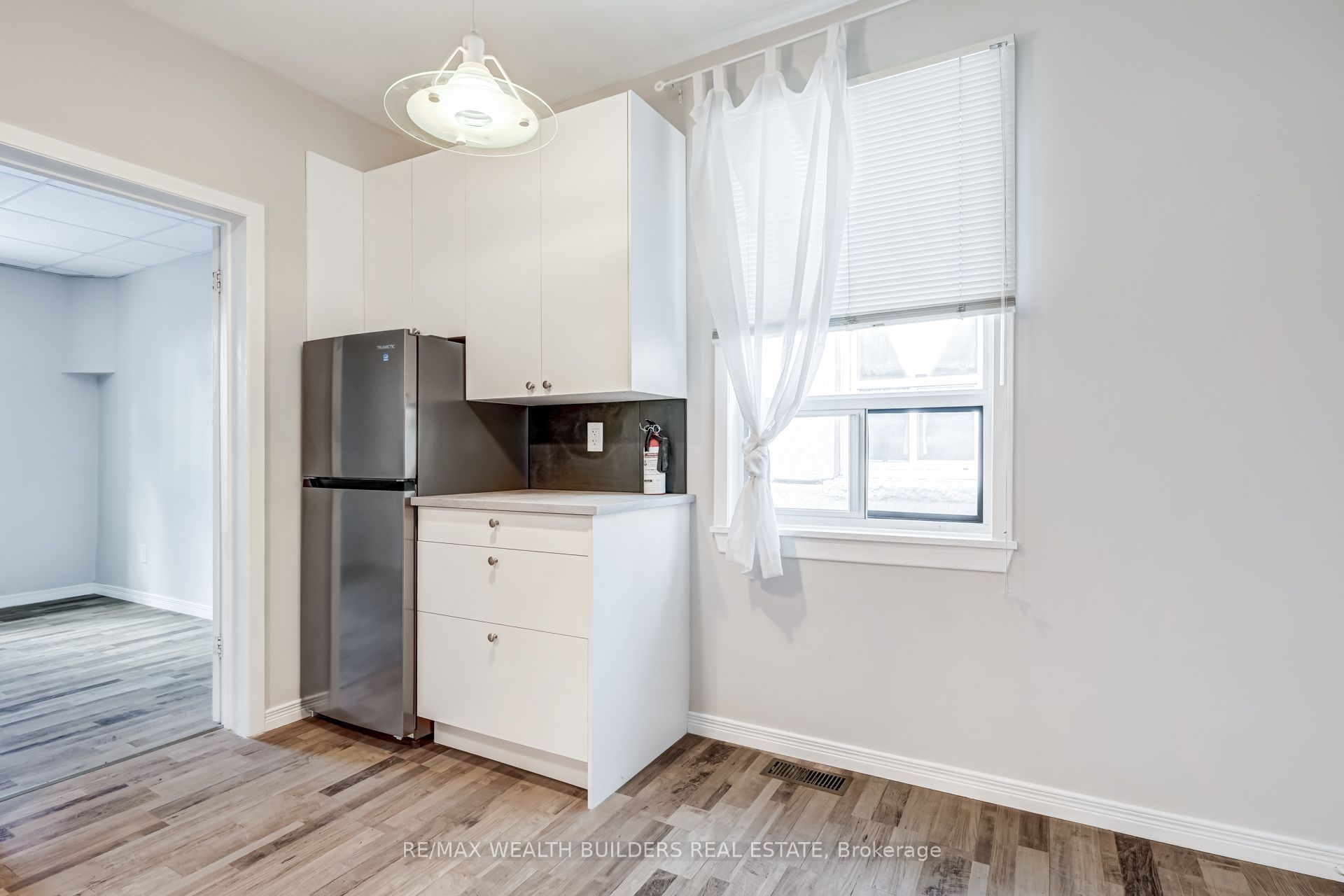 2443 dundas Street W Upper Unit 2, Toronto, ON M6P 1X3 photo 4
