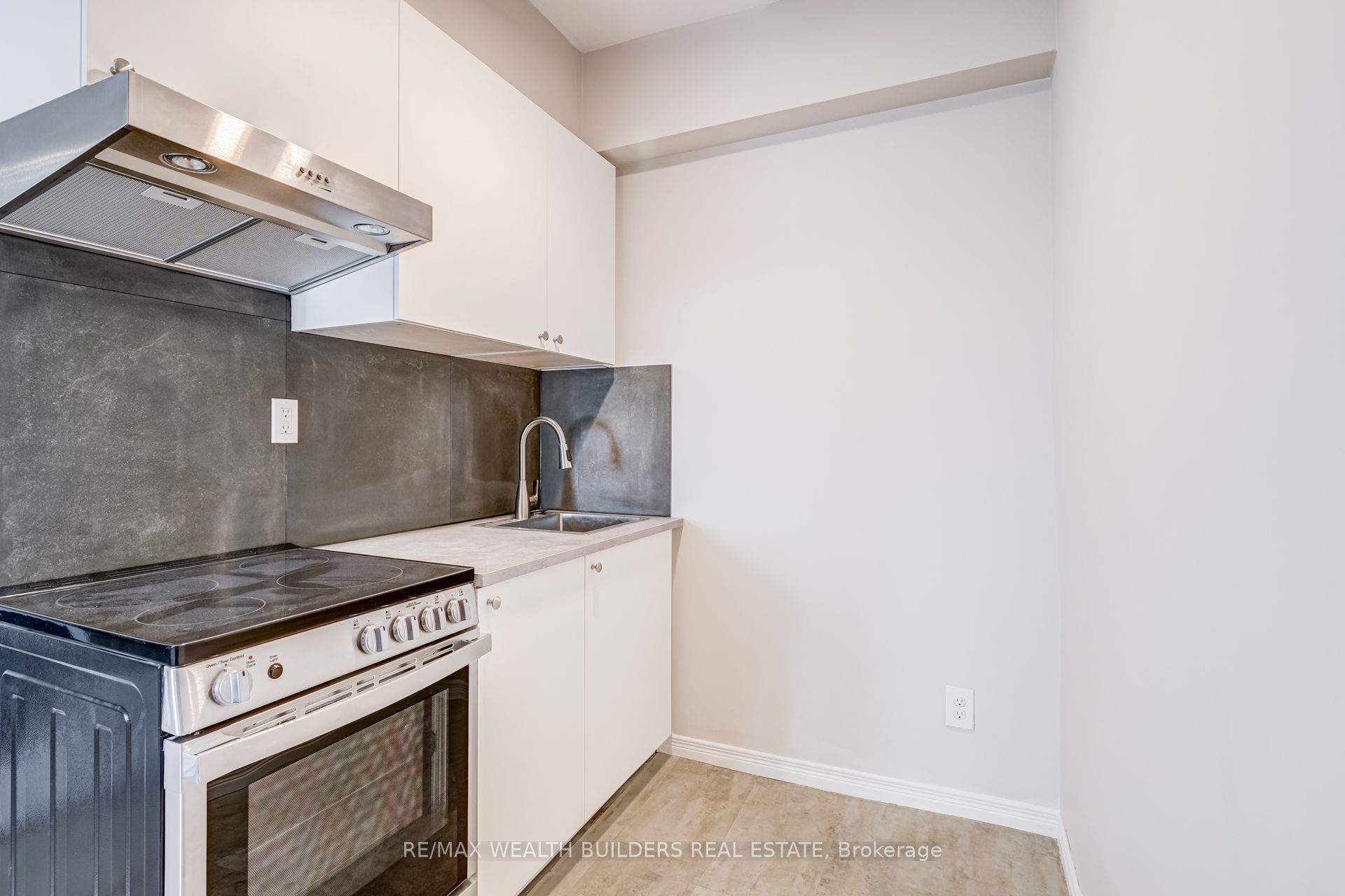 2443 dundas Street W Upper Unit 2, Toronto, ON M6P 1X3 photo 5
