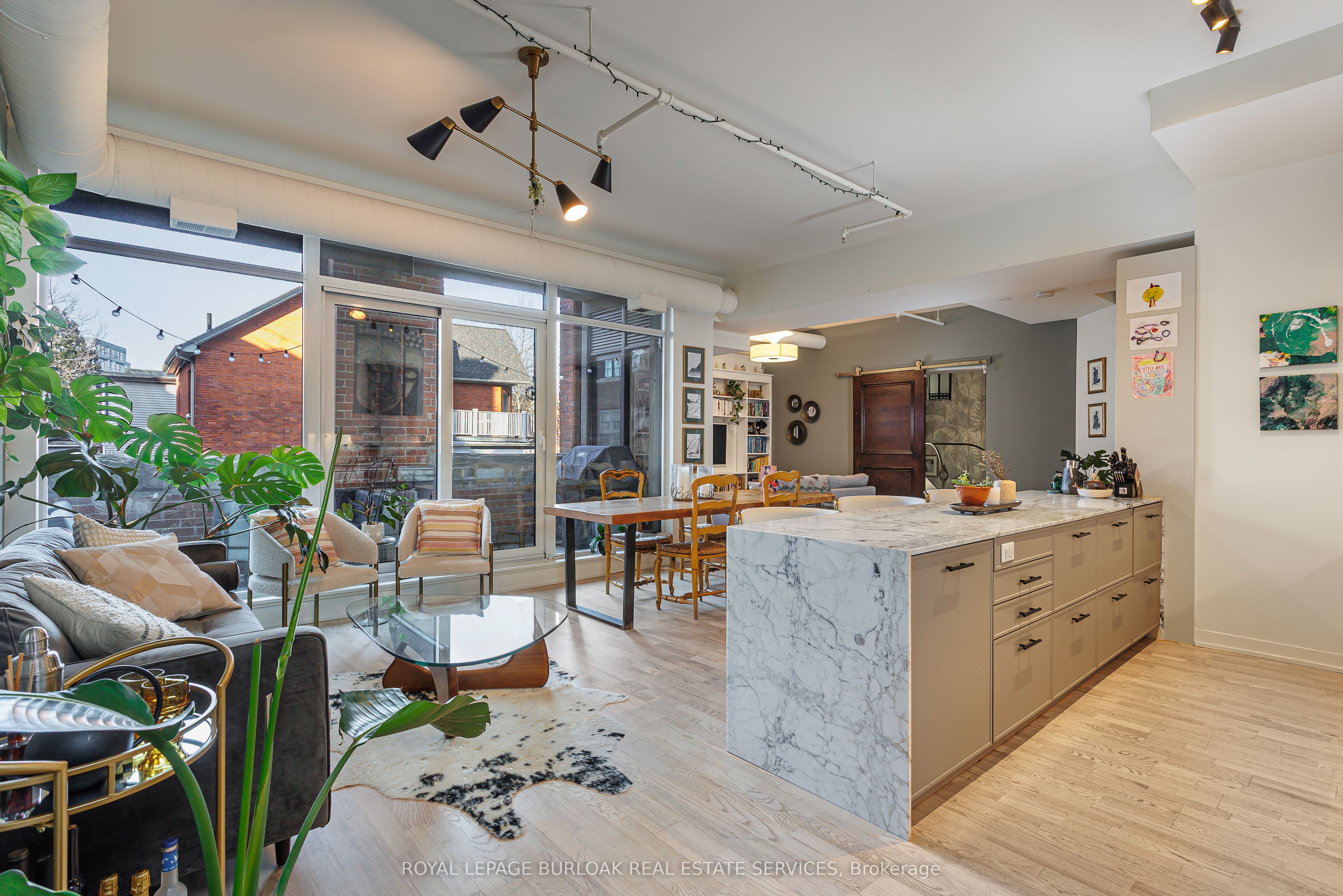 152 Annette Street 208, Toronto, ON M6P 1P4