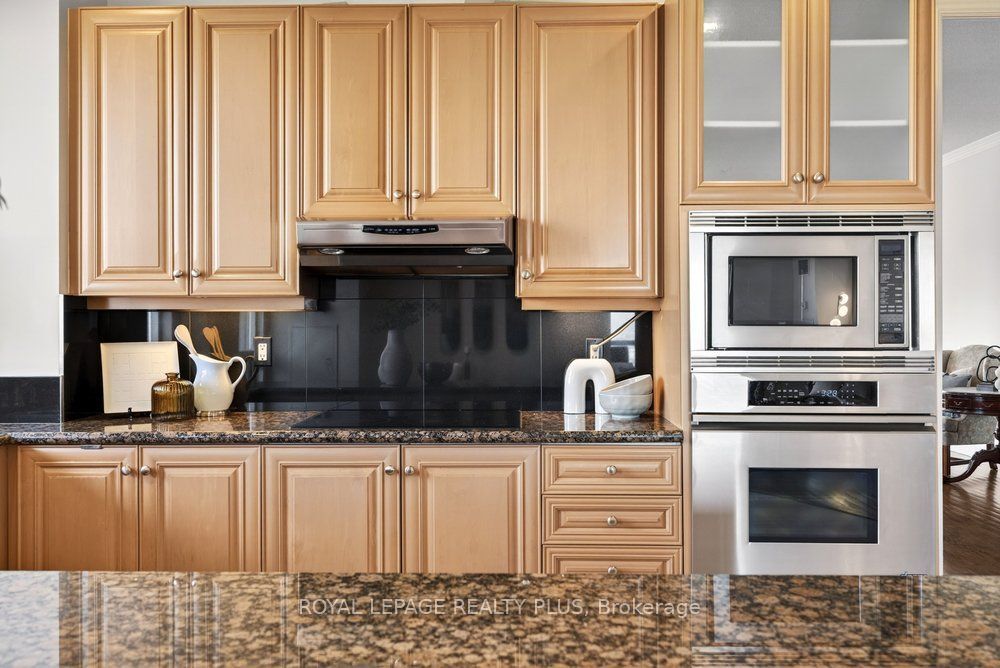 35 Kingsbridge Garden Circle TPH4, Mississauga, ON L5R 3Z5