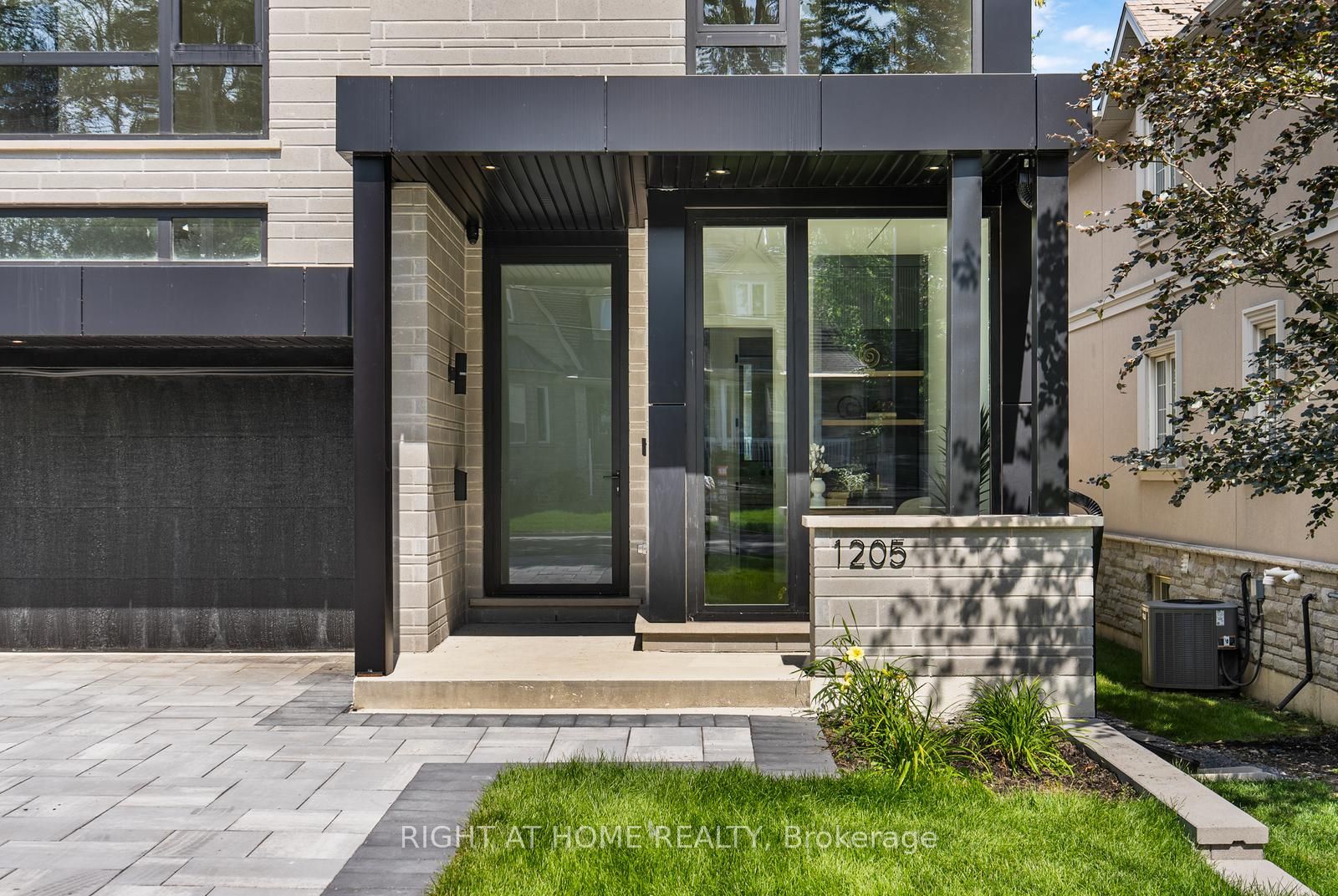 1205 Canterbury Road, Mississauga, ON L5G 4A4 photo 2