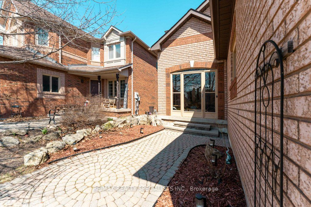 34 Killaloe Crescent, Halton Hills, ON L7G 5N2 photo 3