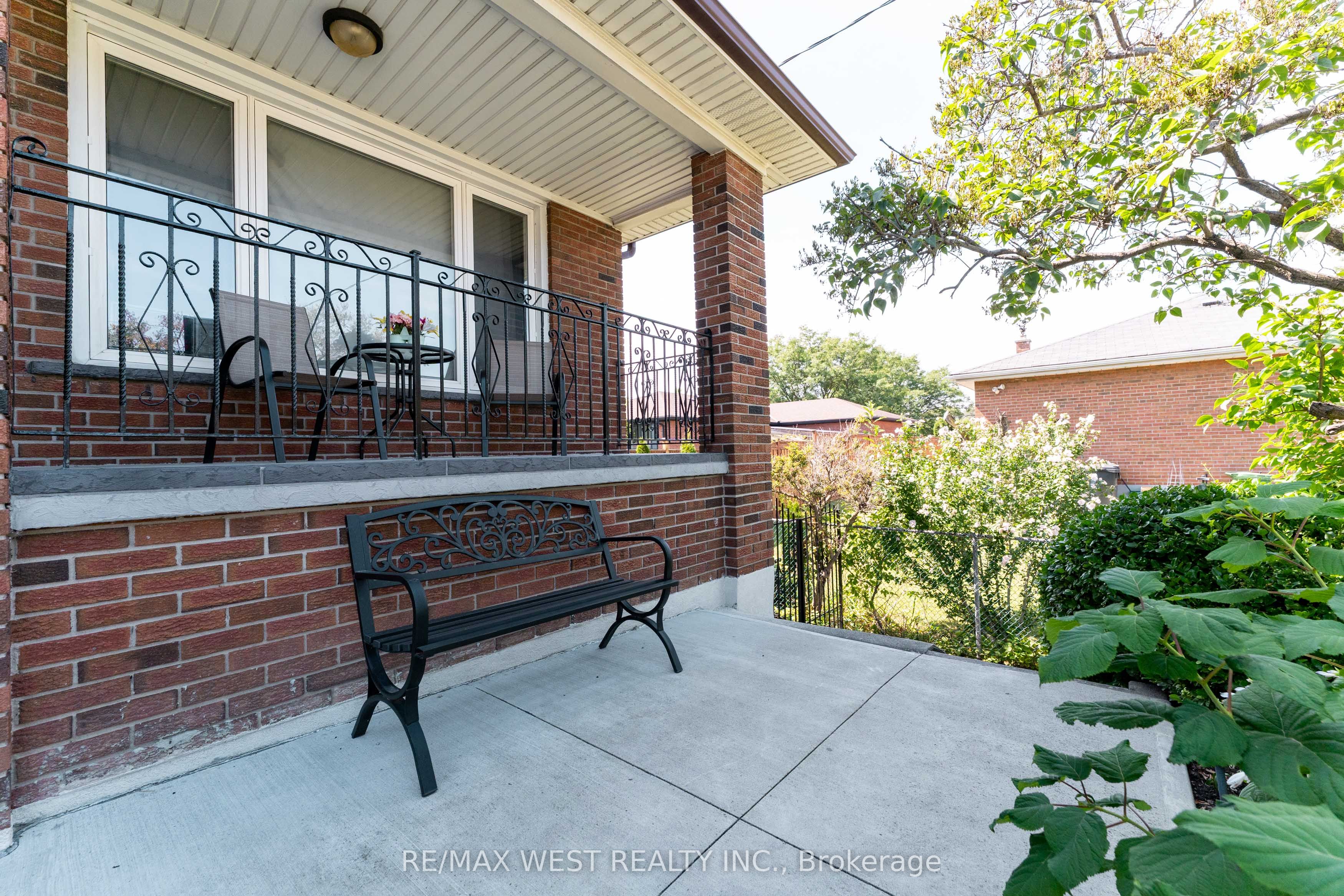 25A St Andrews Boulevard, Toronto, ON M9R 1V9 photo 4