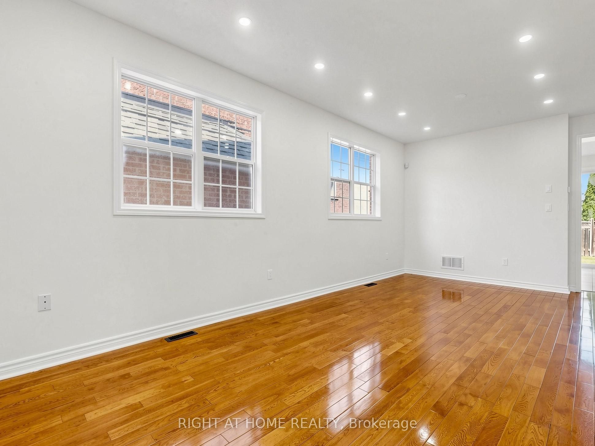 5817 Whitehorn Avenue, Mississauga, ON L5V 2W6 photo 4