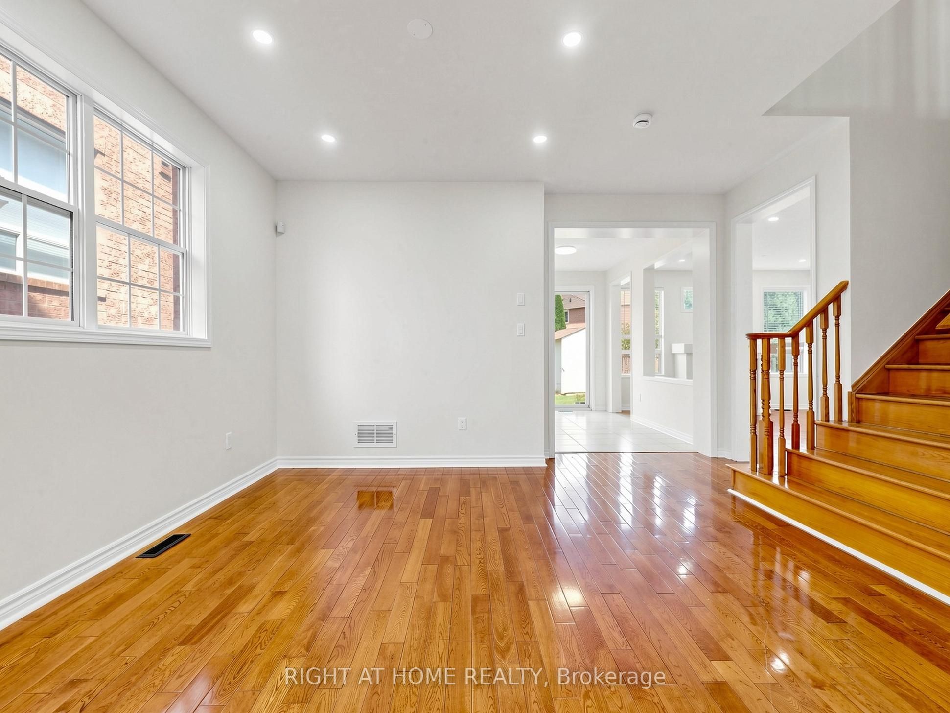 5817 Whitehorn Avenue, Mississauga, ON L5V 2W6 photo 5