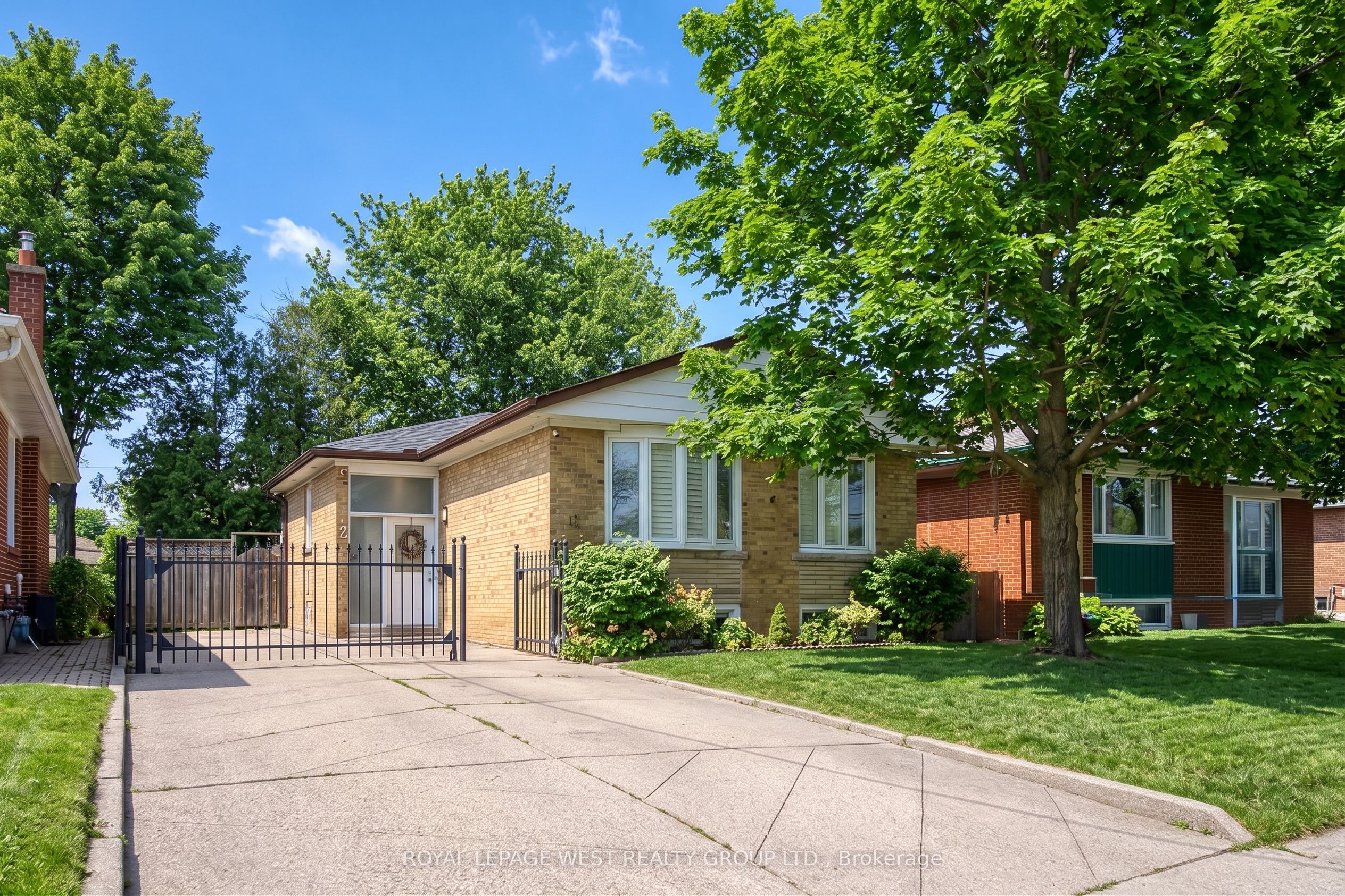 12 Leavenworth Crescent, Toronto, ON M9C 1T4