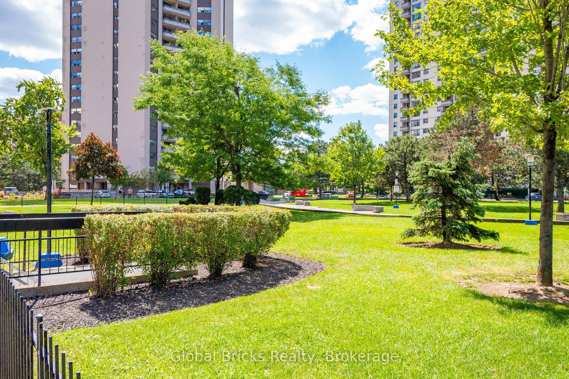 380 Dixon Road 1904, Toronto, ON M9R 1T3 photo 4