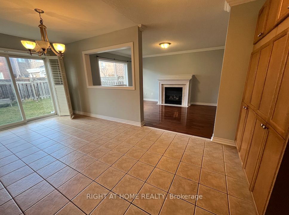 22 Amboise Crescent Main, Brampton, ON L7A 2R2 photo 4