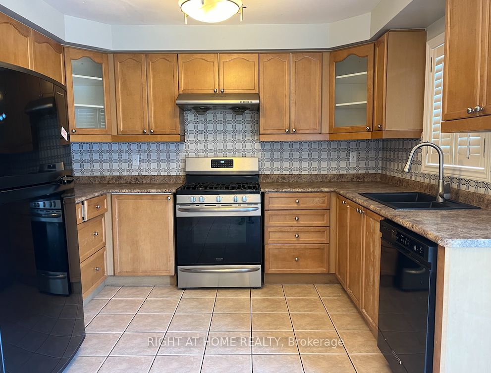 22 Amboise Crescent Main, Brampton, ON L7A 2R2 photo 5