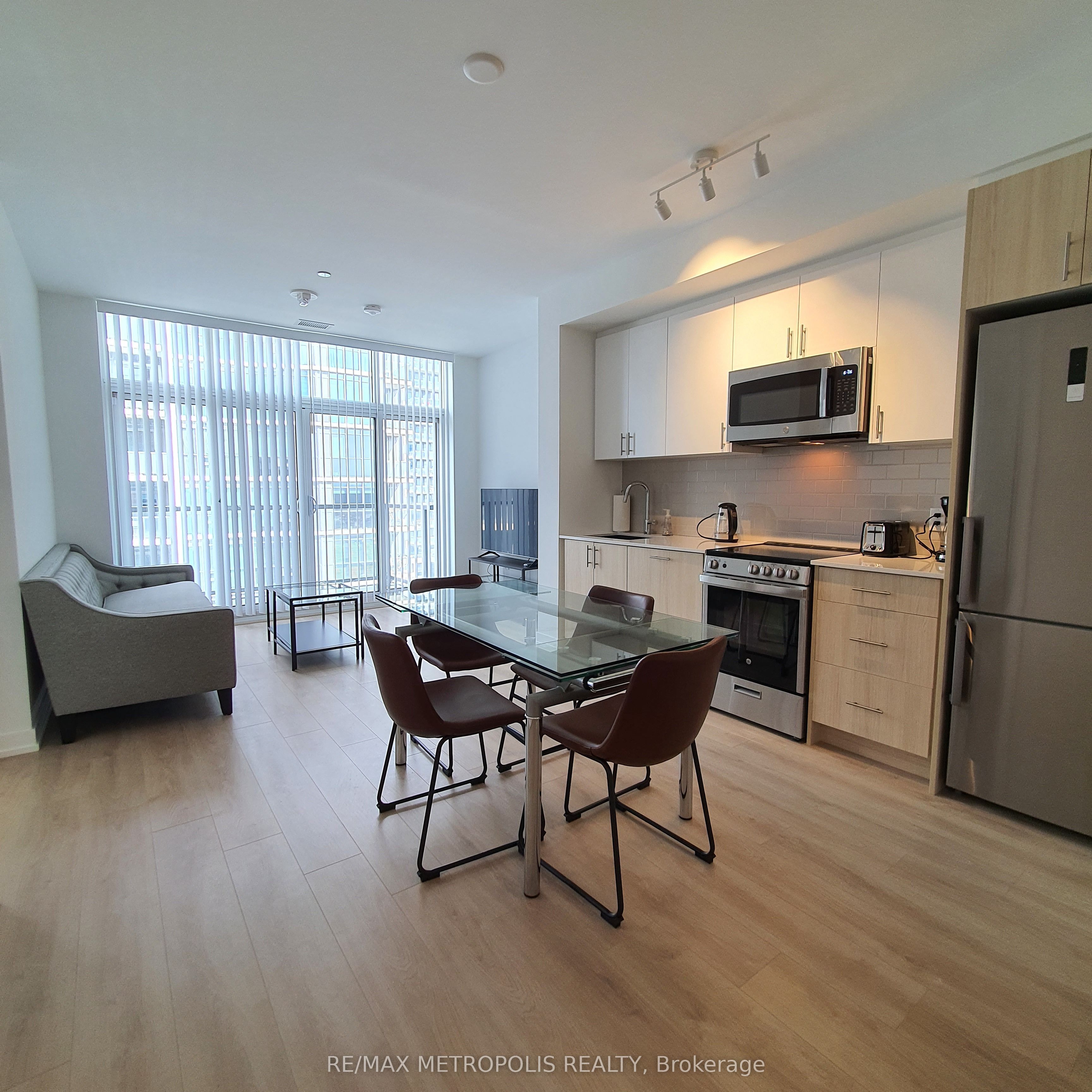 1195 The Queensway 807, Toronto, ON M8Z 1R7