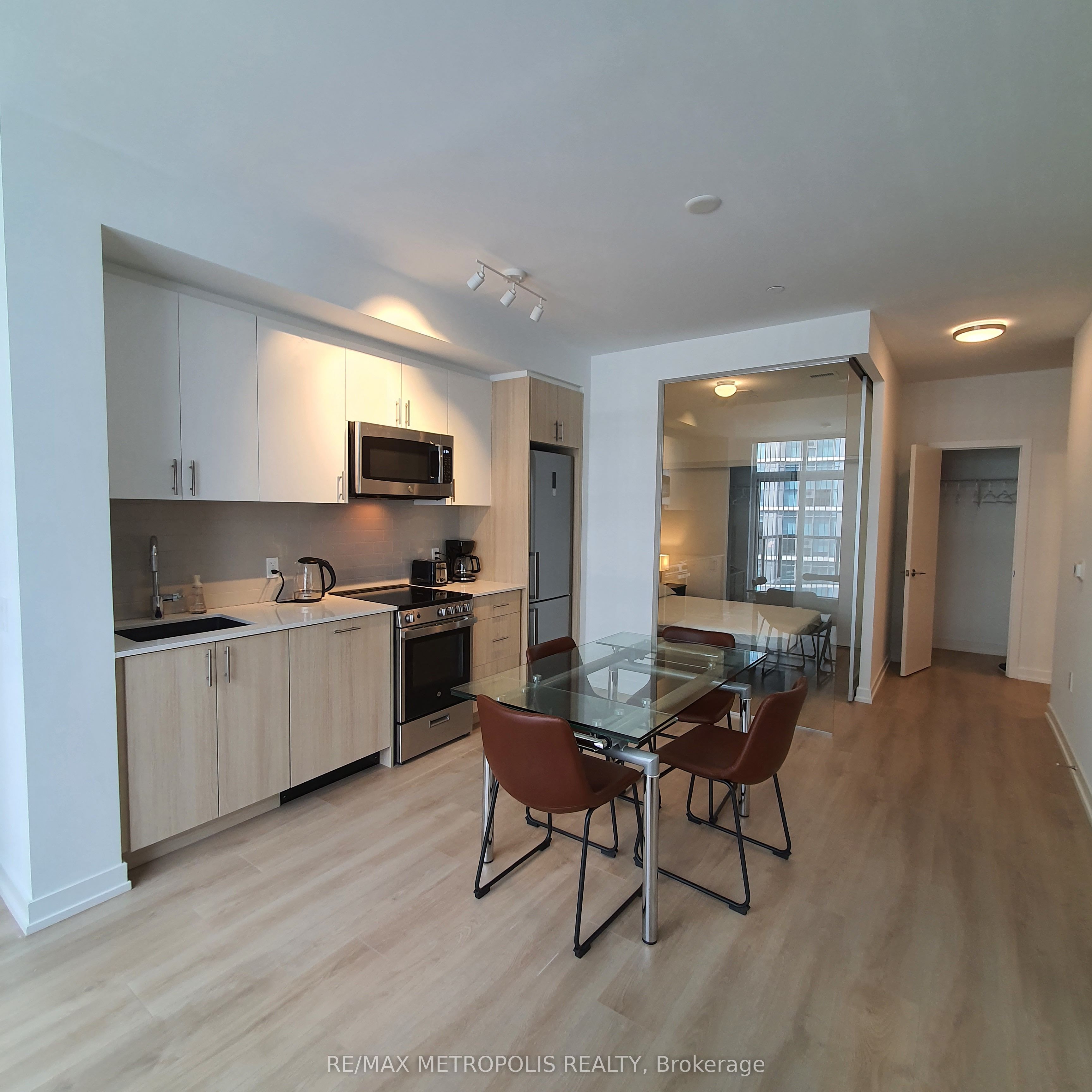 1195 The Queensway 807, Toronto, ON M8Z 1R7 photo 2