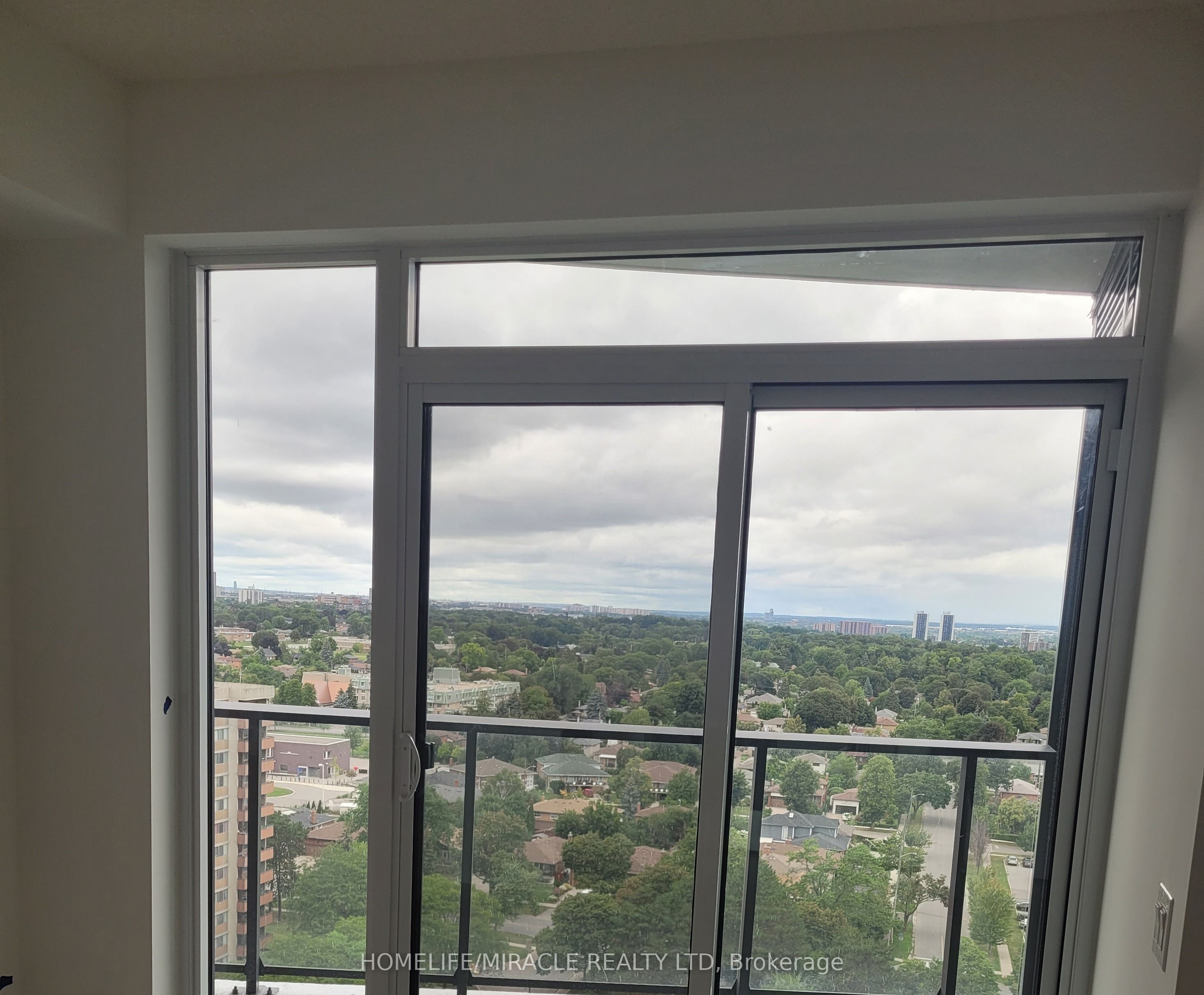 4010 Eglinton Avenue W 1909, Toronto, ON M9A 0G5 photo 2