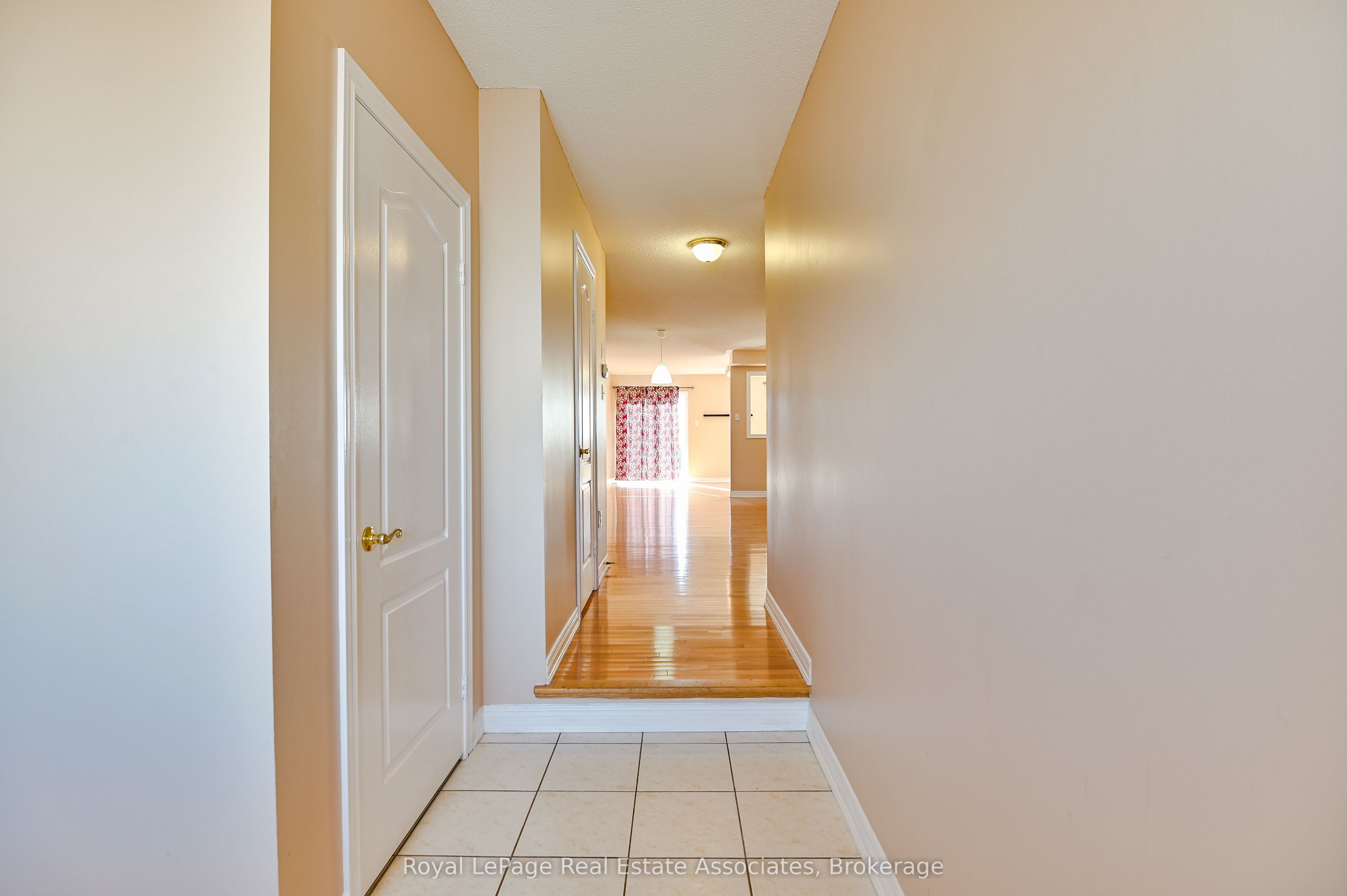 354 Oaktree Circle, Mississauga, ON L5W 1V6 photo 2