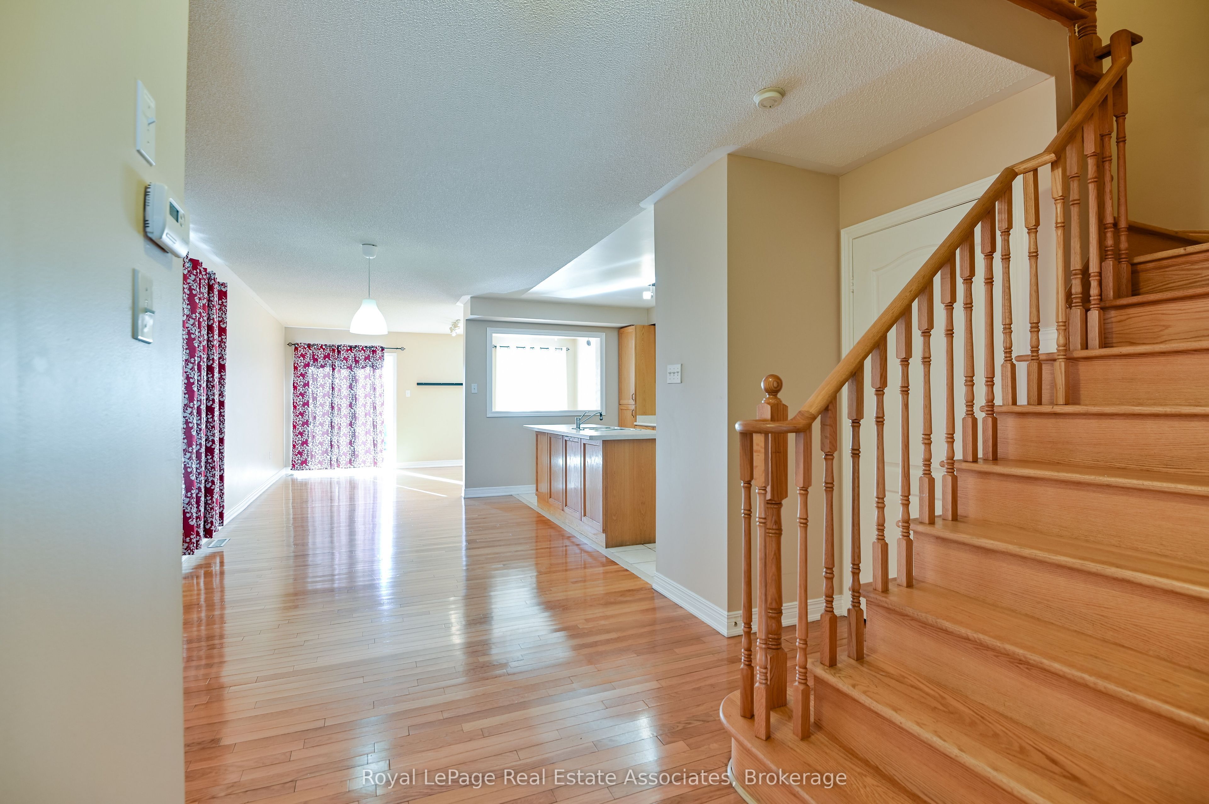 354 Oaktree Circle, Mississauga, ON L5W 1V6 photo 3
