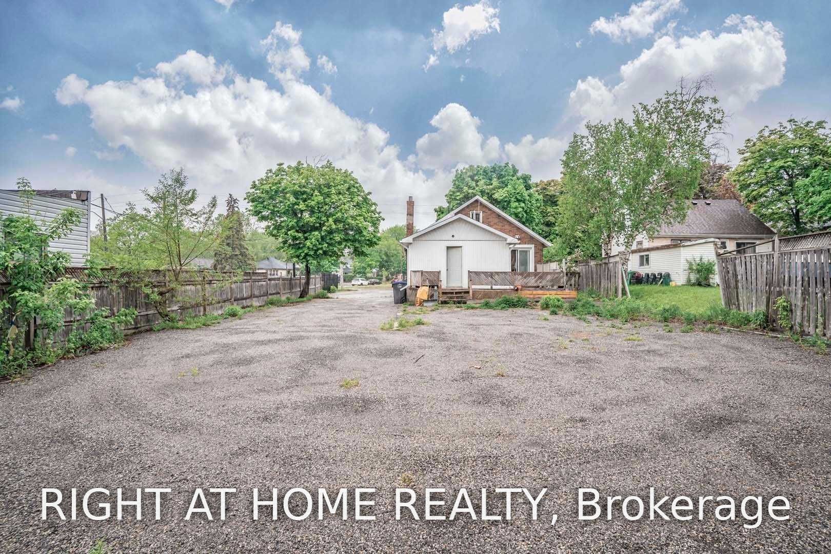 271 Queen Street, Brampton, ON L6W 2C2 photo 3