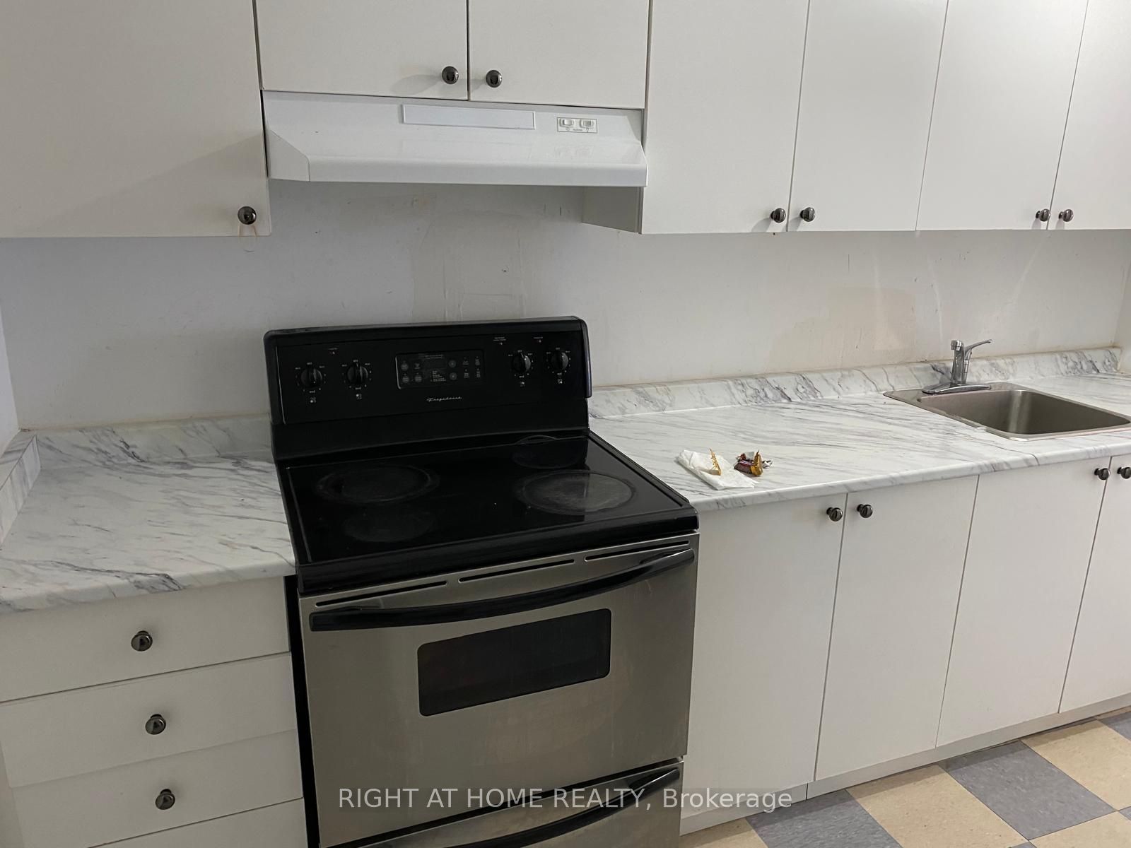 271 Queen Street, Brampton, ON L6W 2C2 photo 5