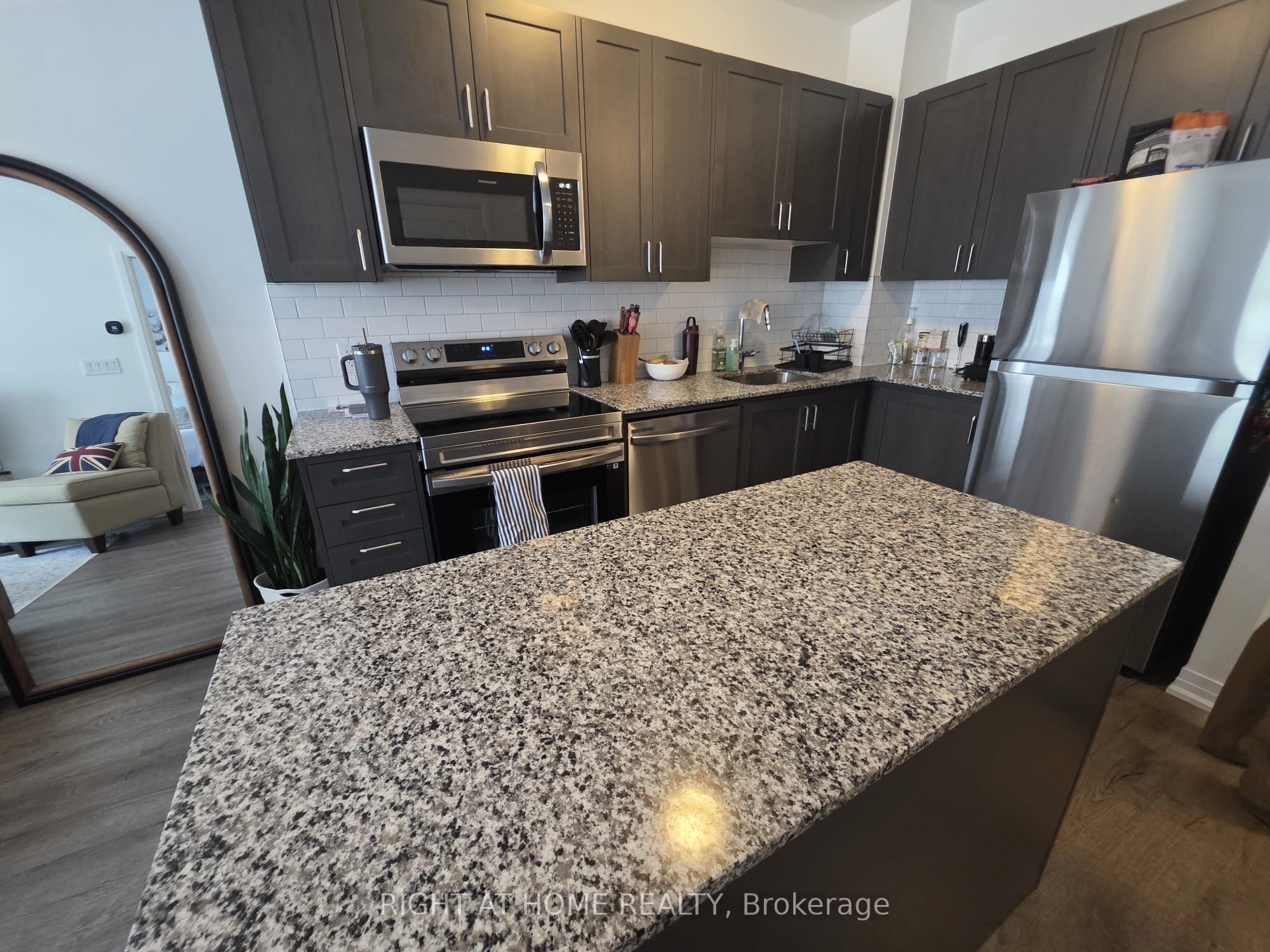 3285 Carding Mill Trail 204, Oakville, ON L6M 5P7 photo 2