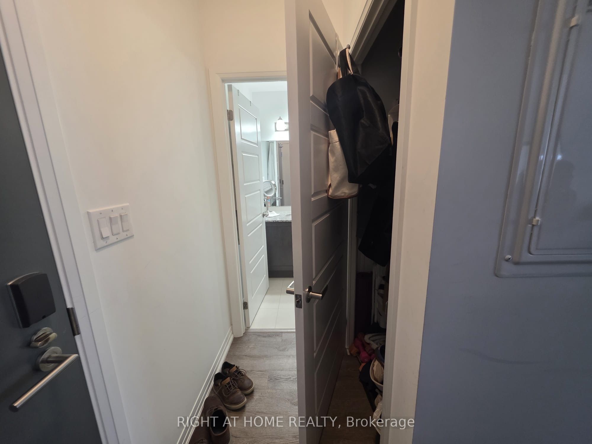3285 Carding Mill Trail 204, Oakville, ON L6M 5P7 photo 3