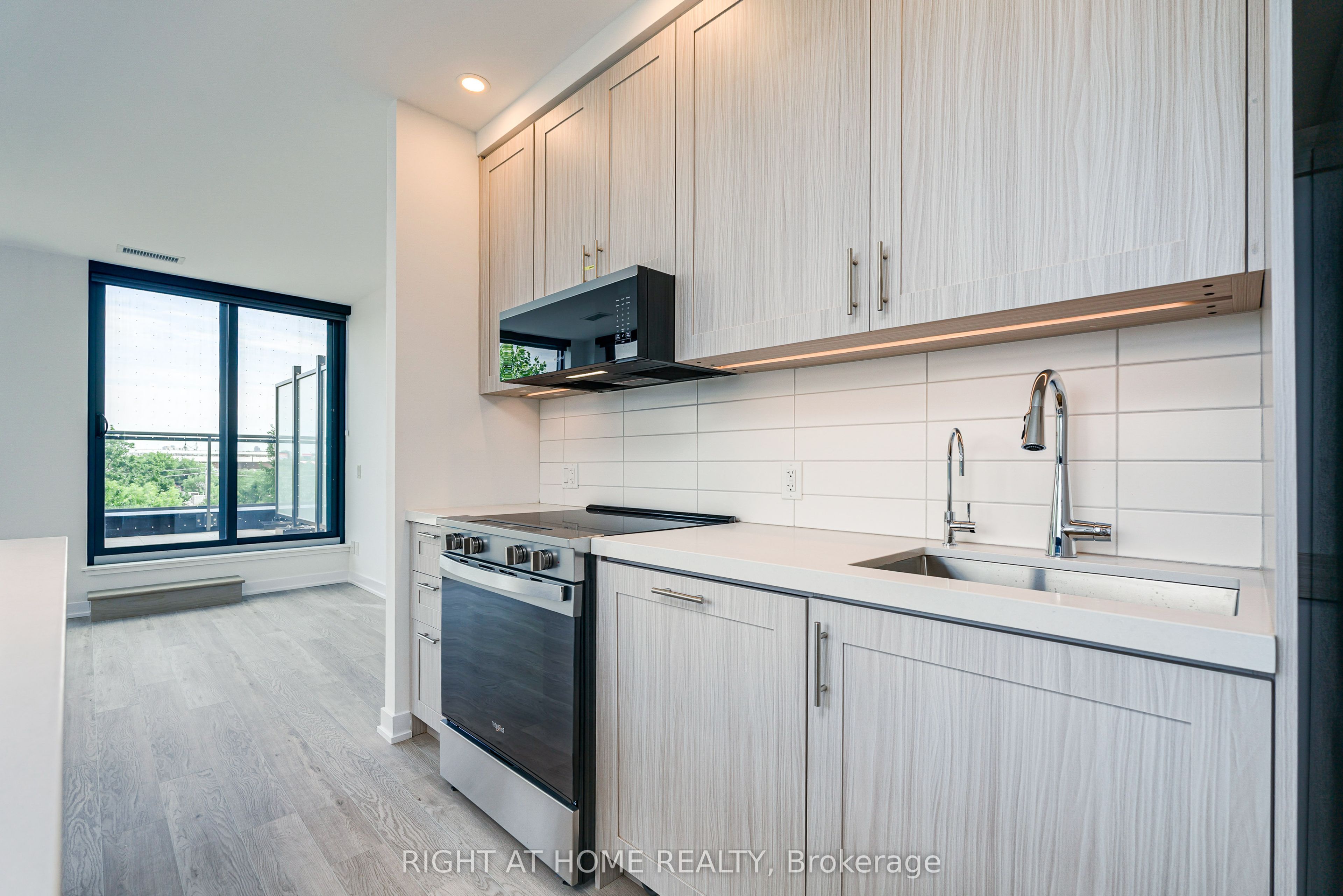 2946 Dundas Street W 408, Toronto, ON M6P 1Y8 photo 5