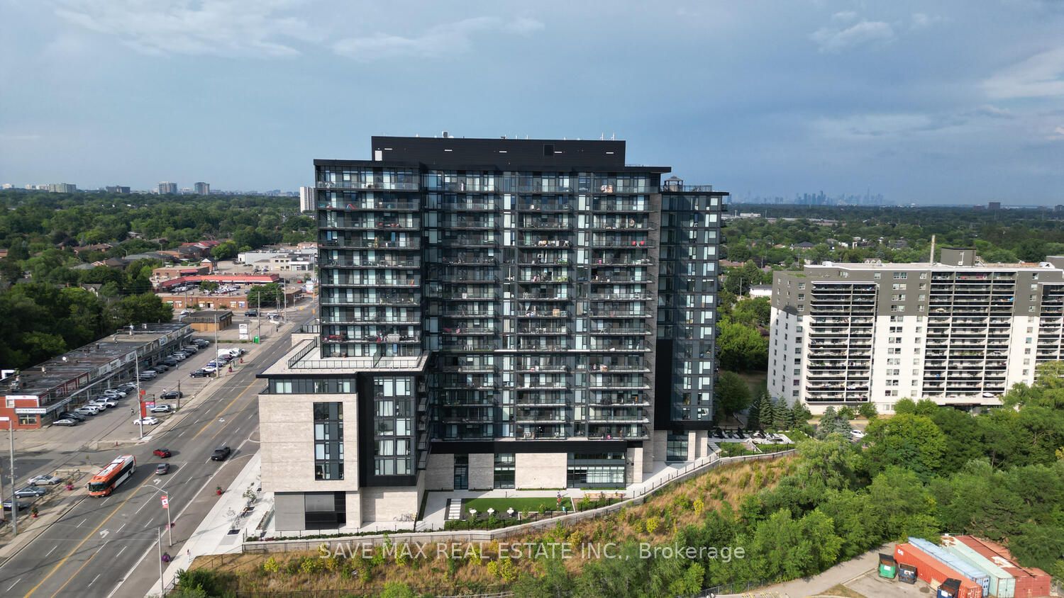 86 Dundas Street E 916, Mississauga, ON L5A 1W4 photo 2