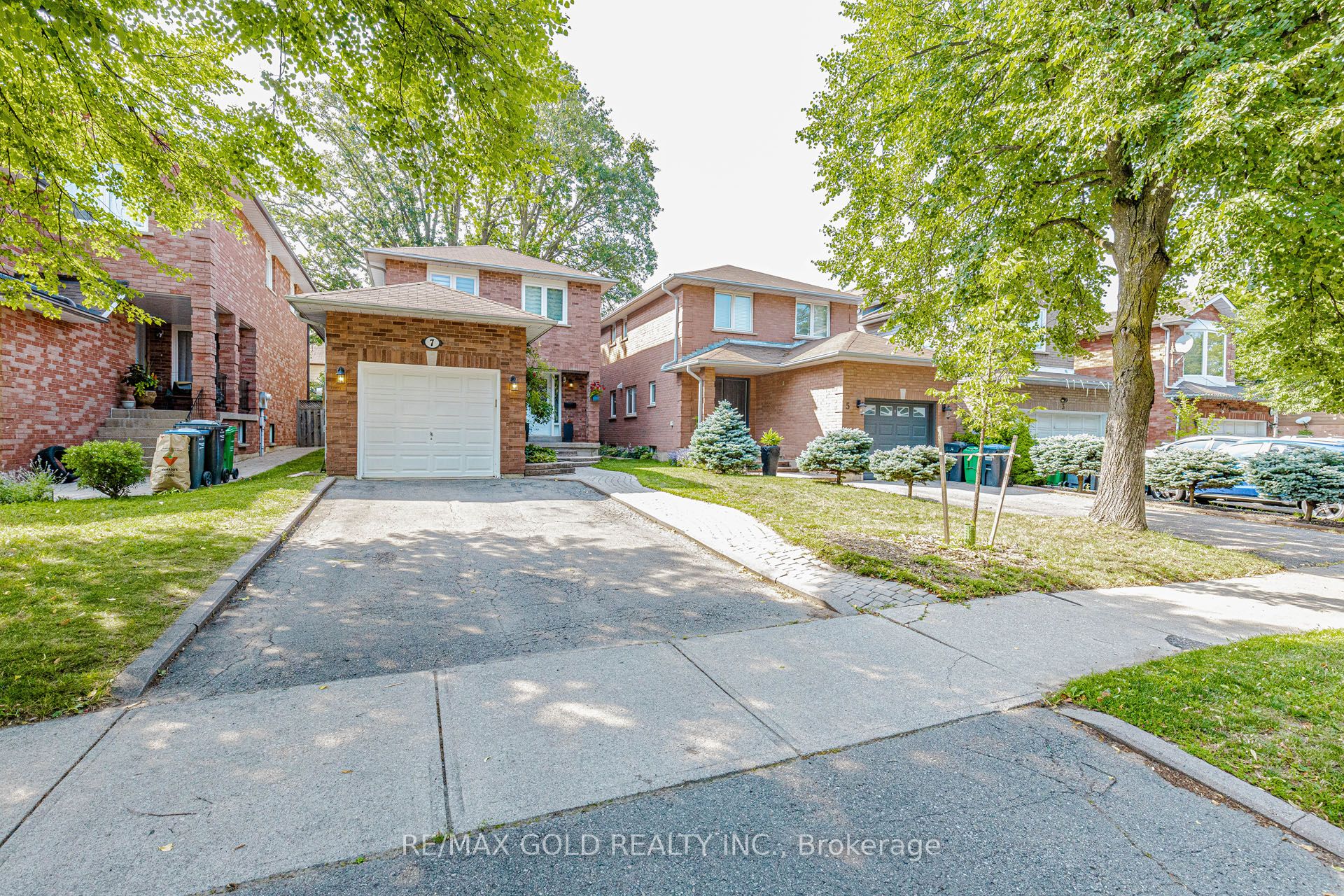 7 Clipstone Court, Brampton, ON L6X 4J4 photo 2