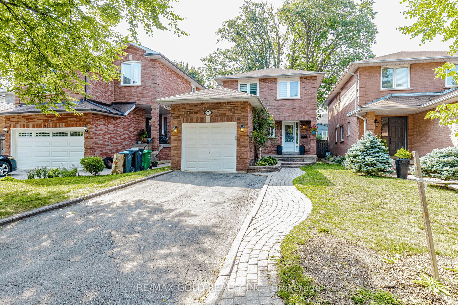 7 Clipstone Court, Brampton, ON L6X 4J4 photo 3