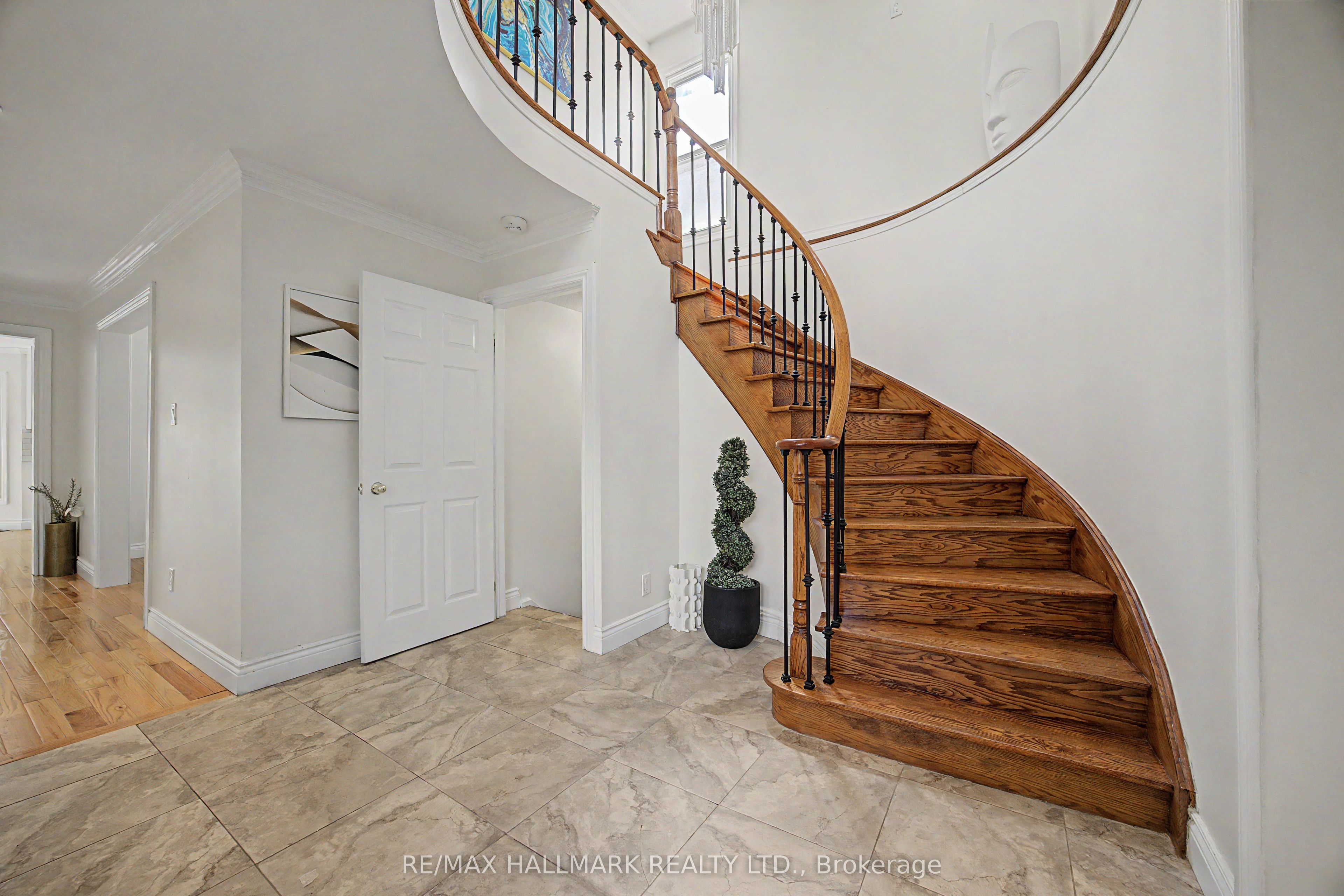 329 Kingsbridge Garden Circle, Mississauga, ON L5R 1K9 photo 4