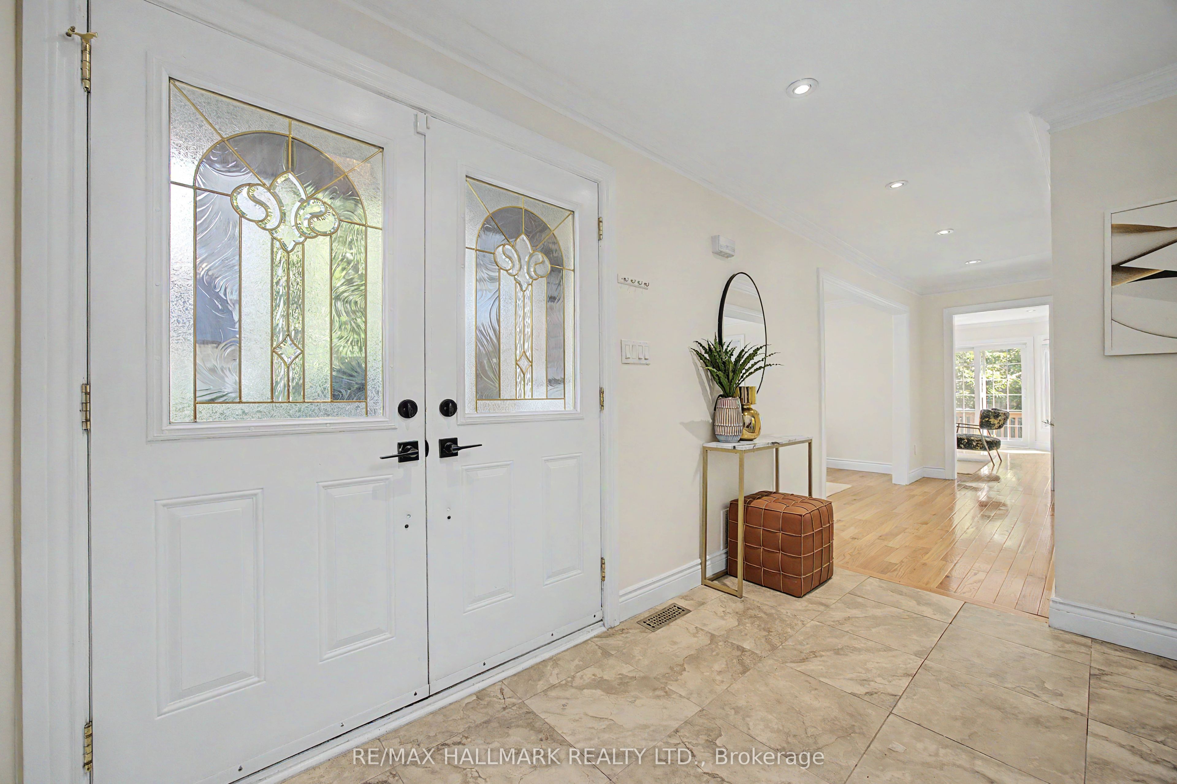 329 Kingsbridge Garden Circle, Mississauga, ON L5R 1K9 photo 5
