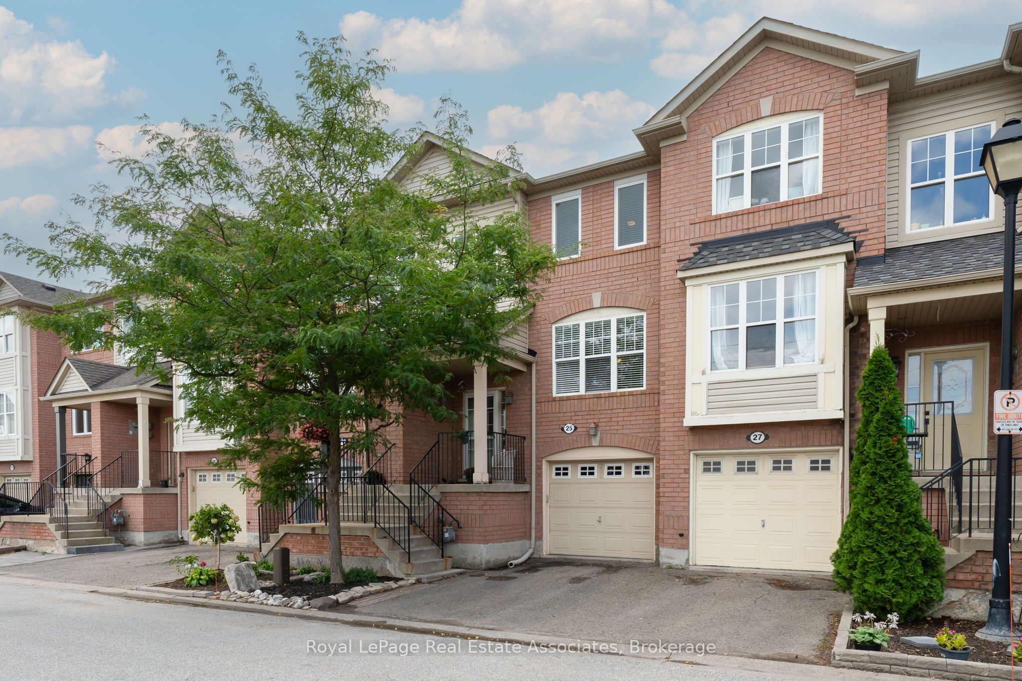 25 Seed House Lane, Halton Hills, ON L7G 6K2 photo 2