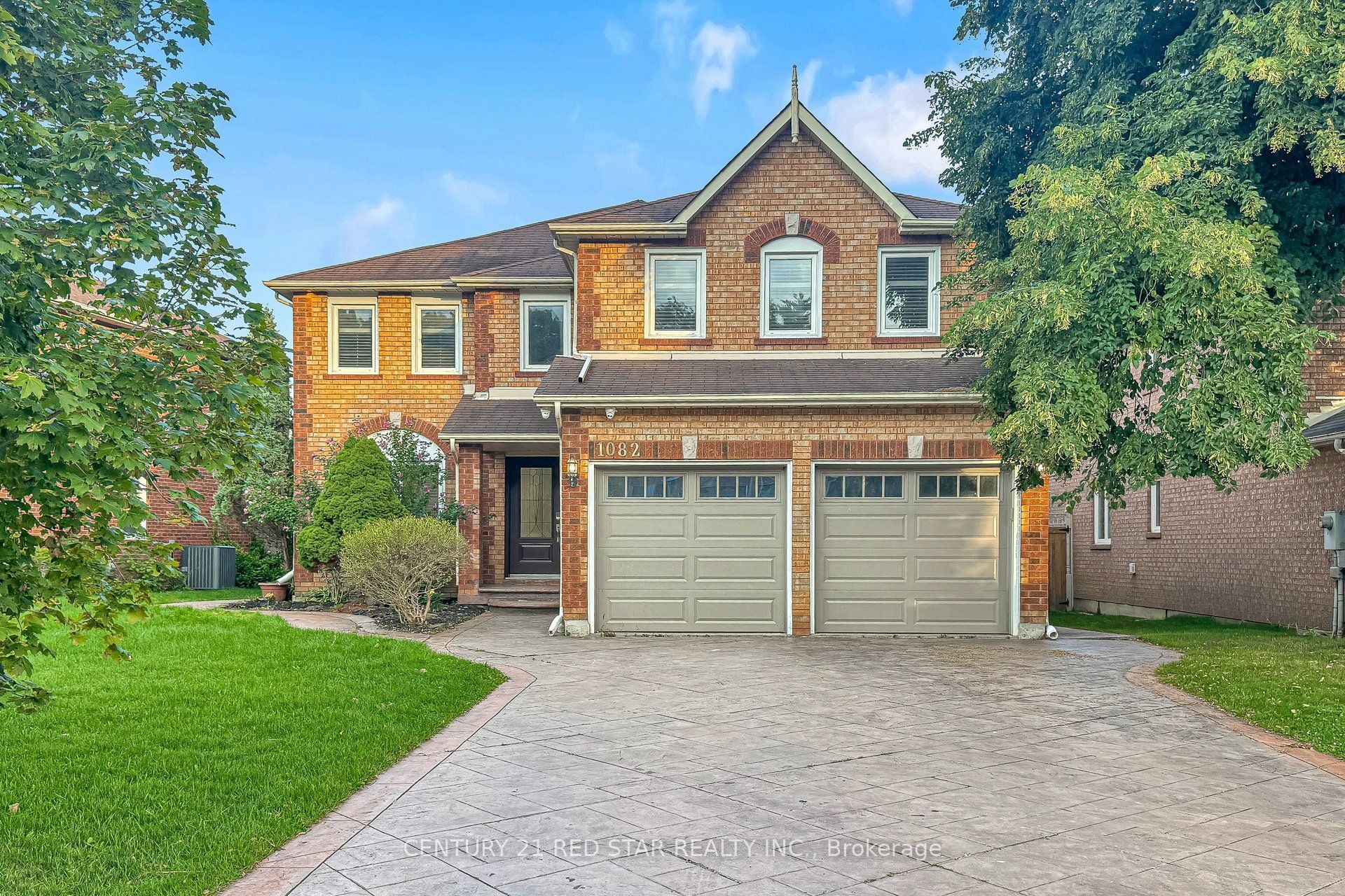 1082 Haydonbridge Court, Mississauga, ON L5V 1J4 photo 2