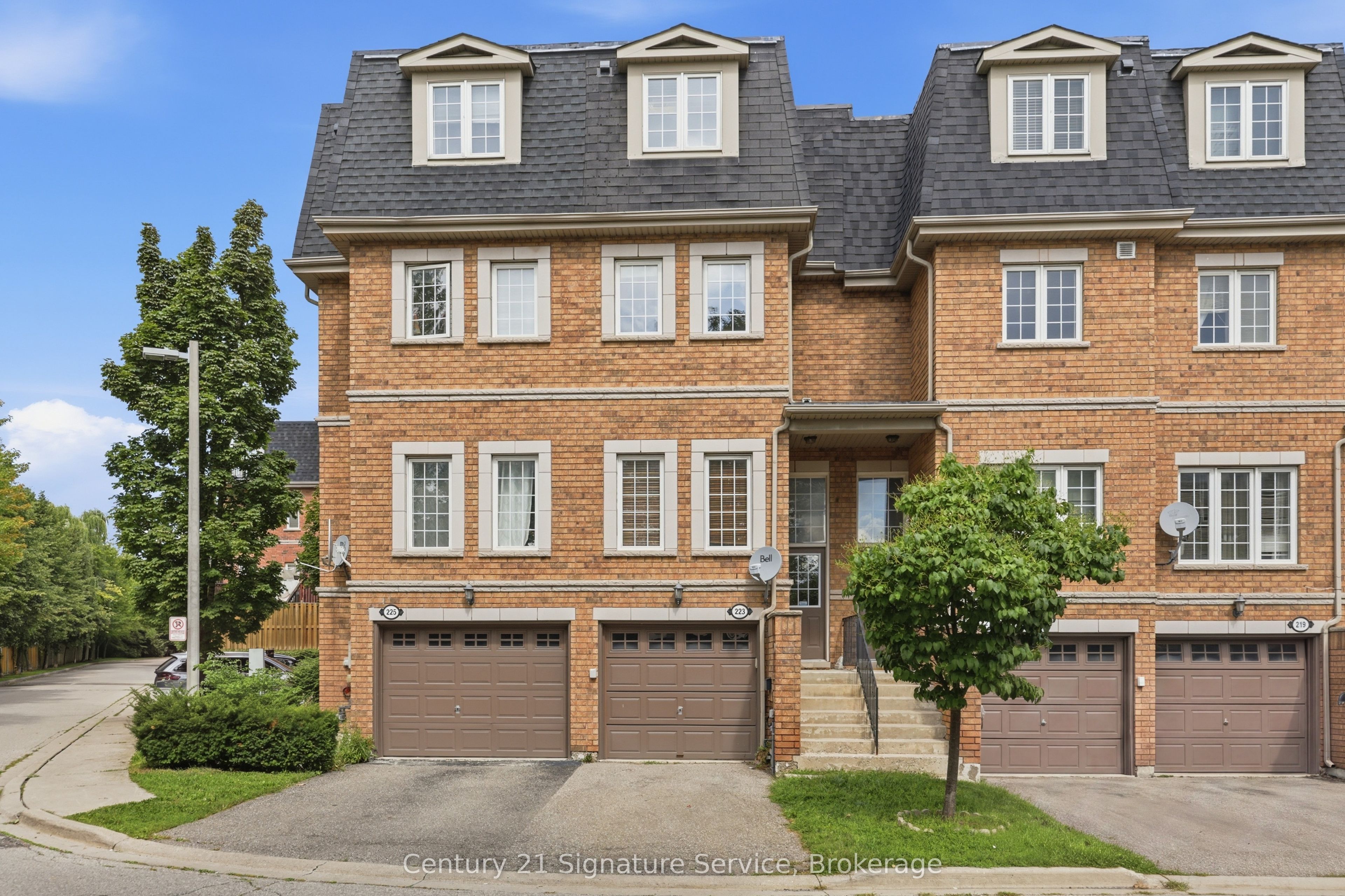 435 Hensall Circle 223, Mississauga, ON L5A 4P1