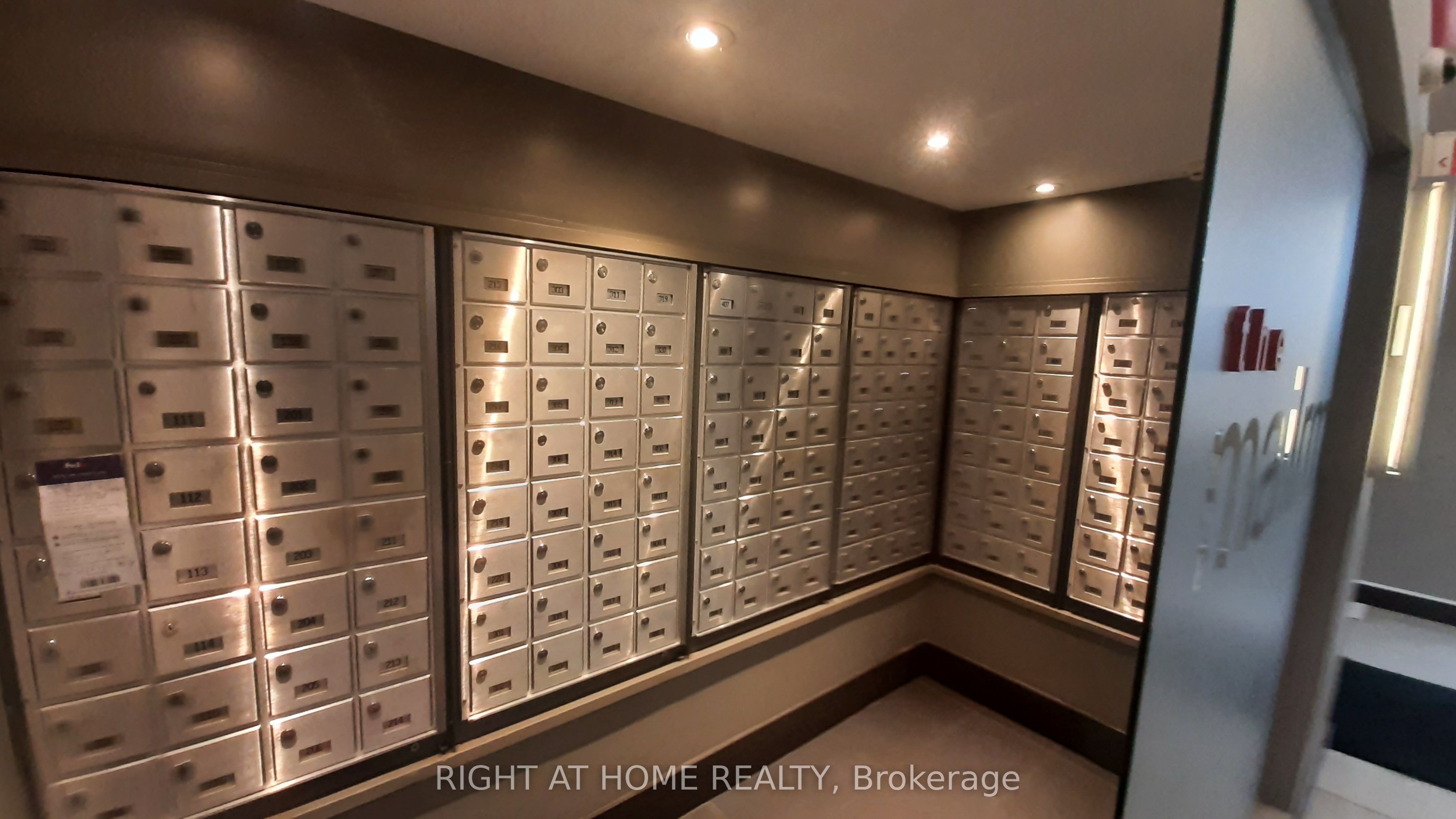 1040 The Queensway, Toronto, ON M8Z 0A7 photo 5