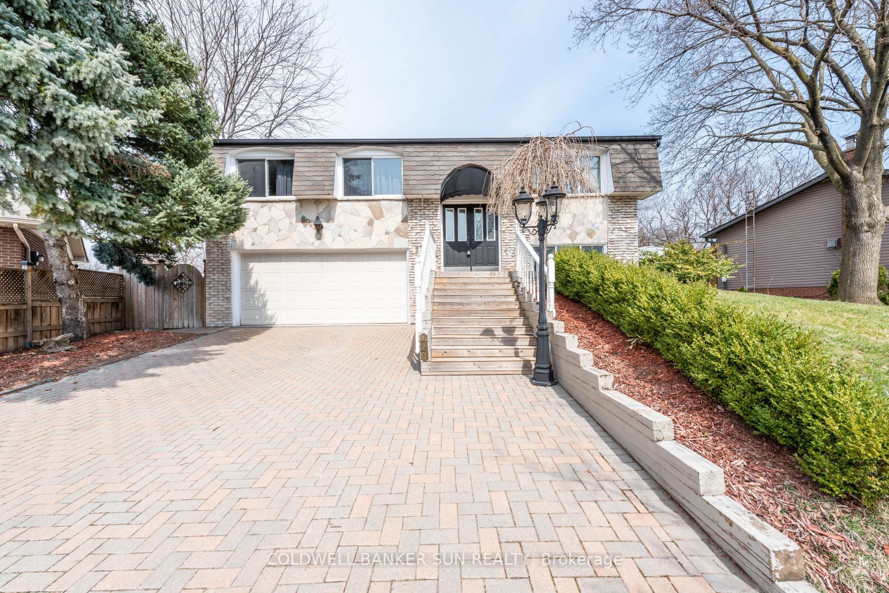 2483 Yarmouth Crescent, Oakville, ON L6L 2M9