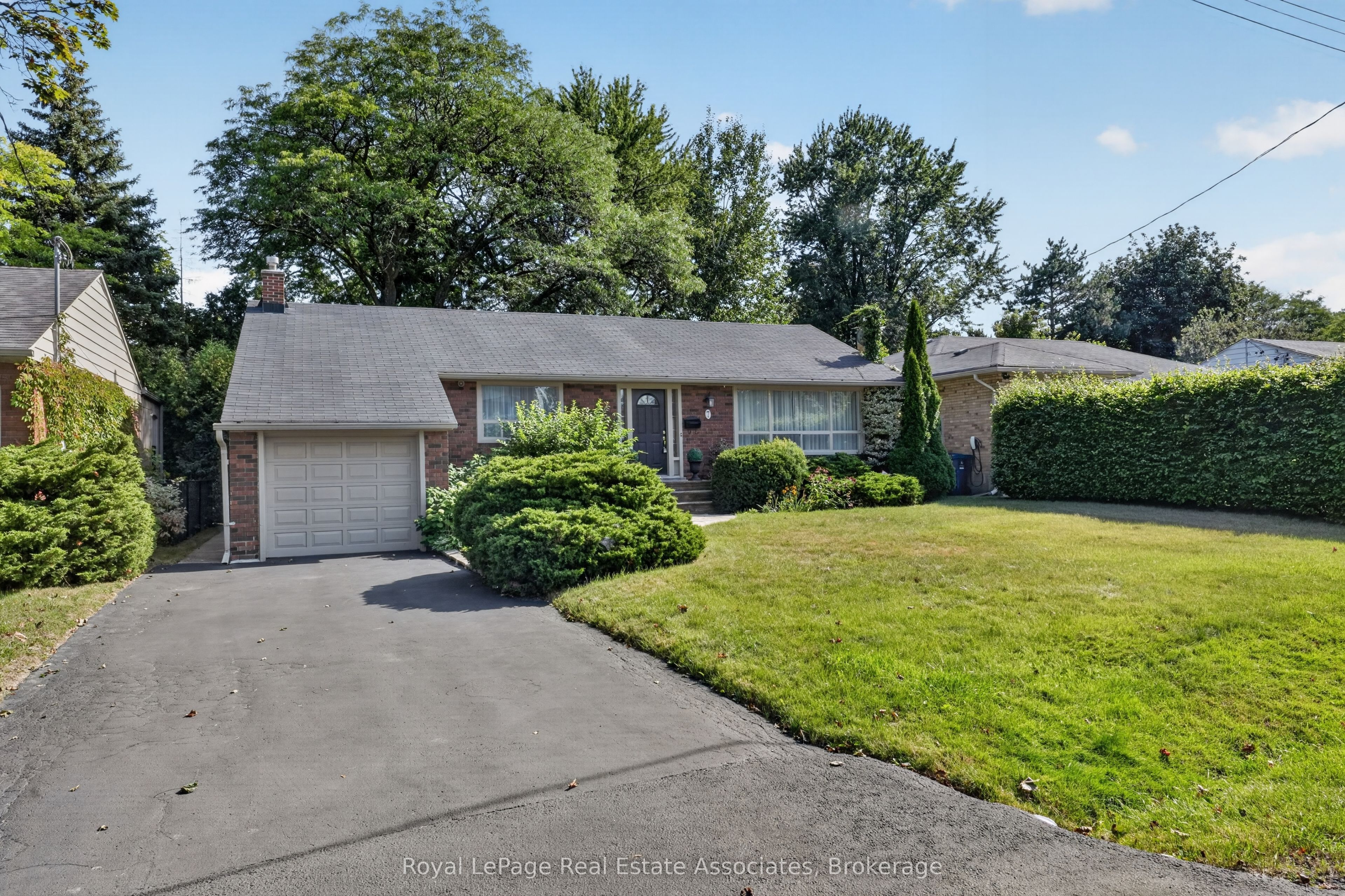 7 Greening Crescent, Toronto, ON M9A 1N9