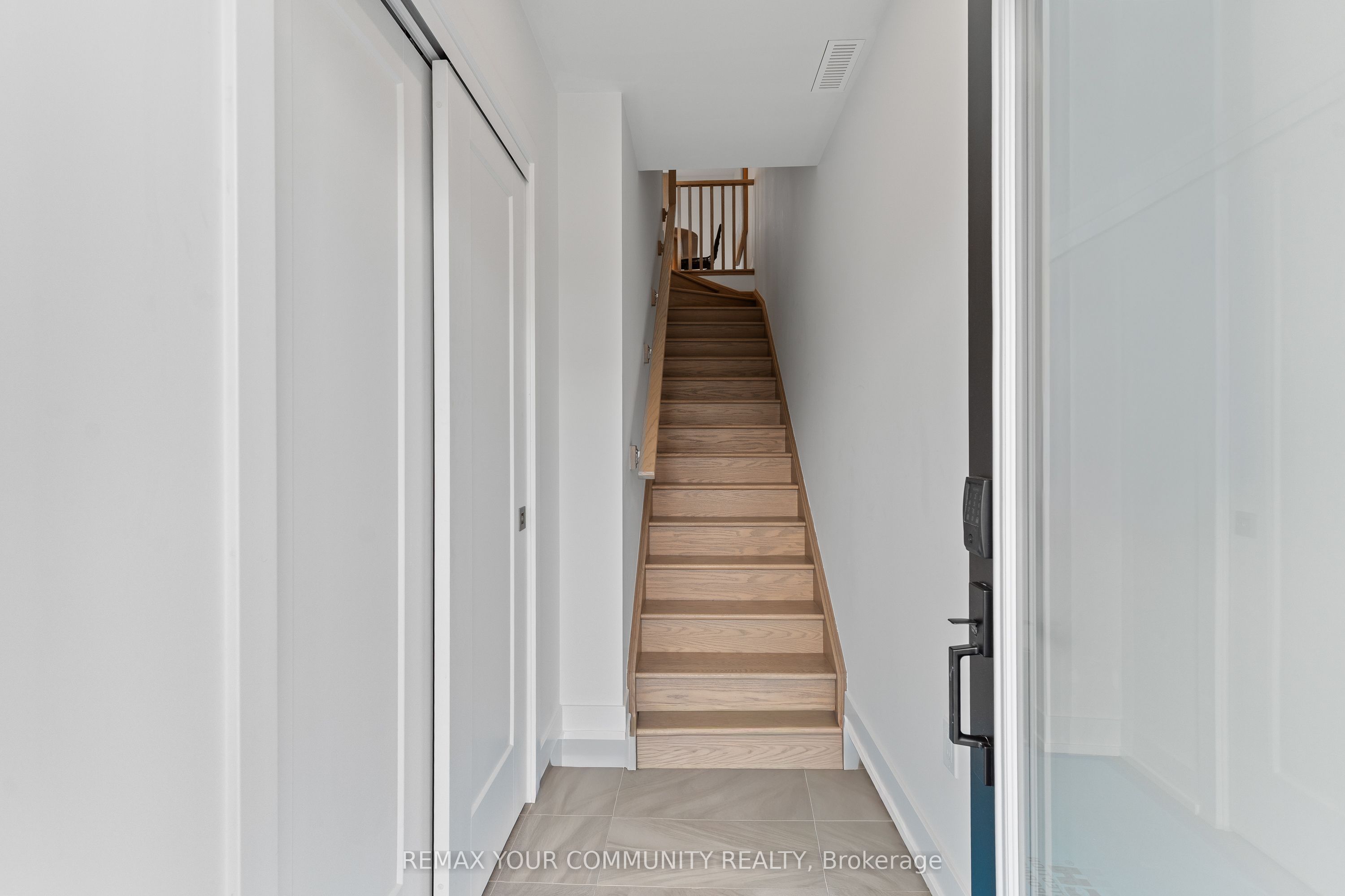 15 Acorn Avenue 3, Toronto, ON M9B 3P7 photo 2