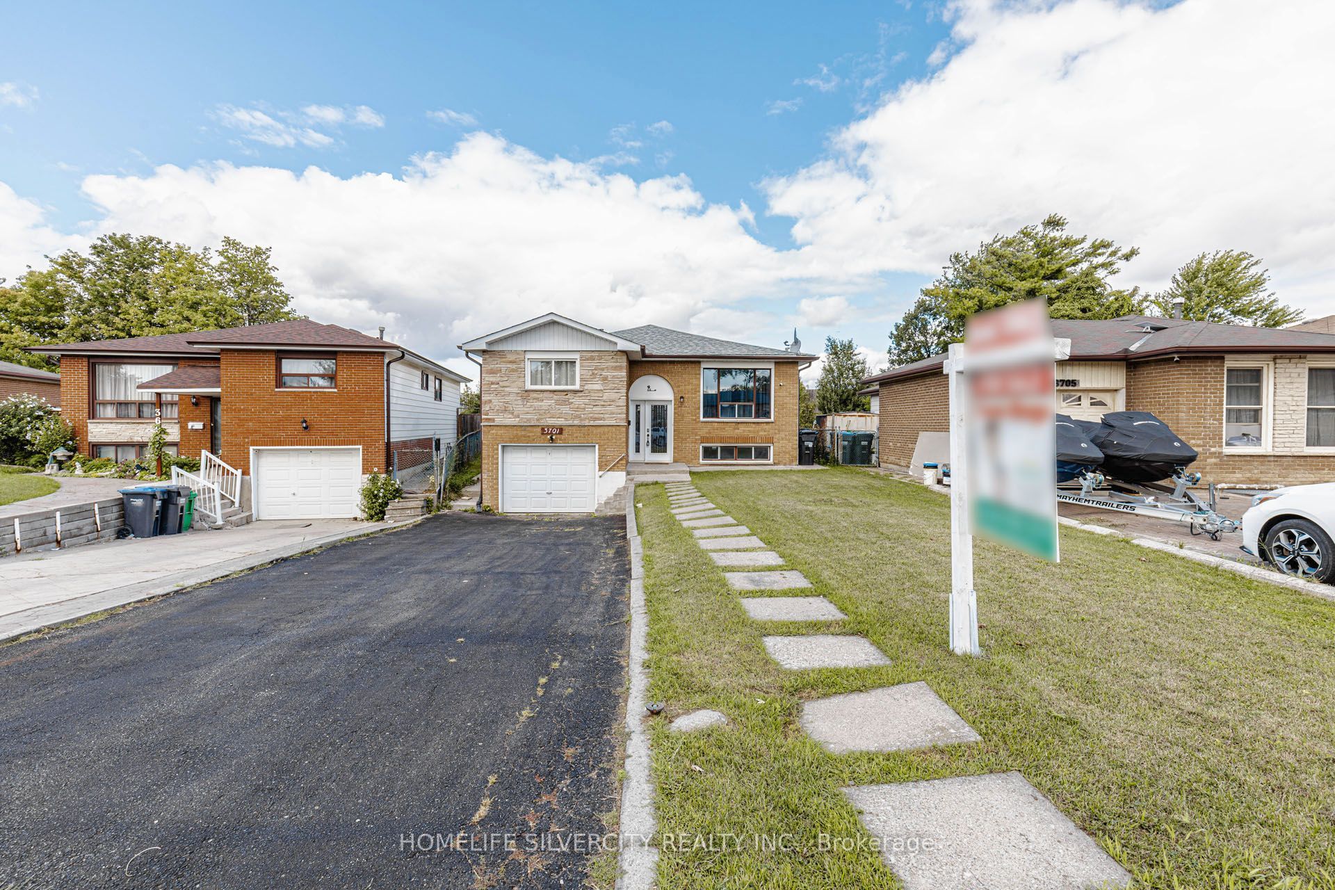 3701 Keenan Crescent, Mississauga, ON L4T 3M1 photo 2