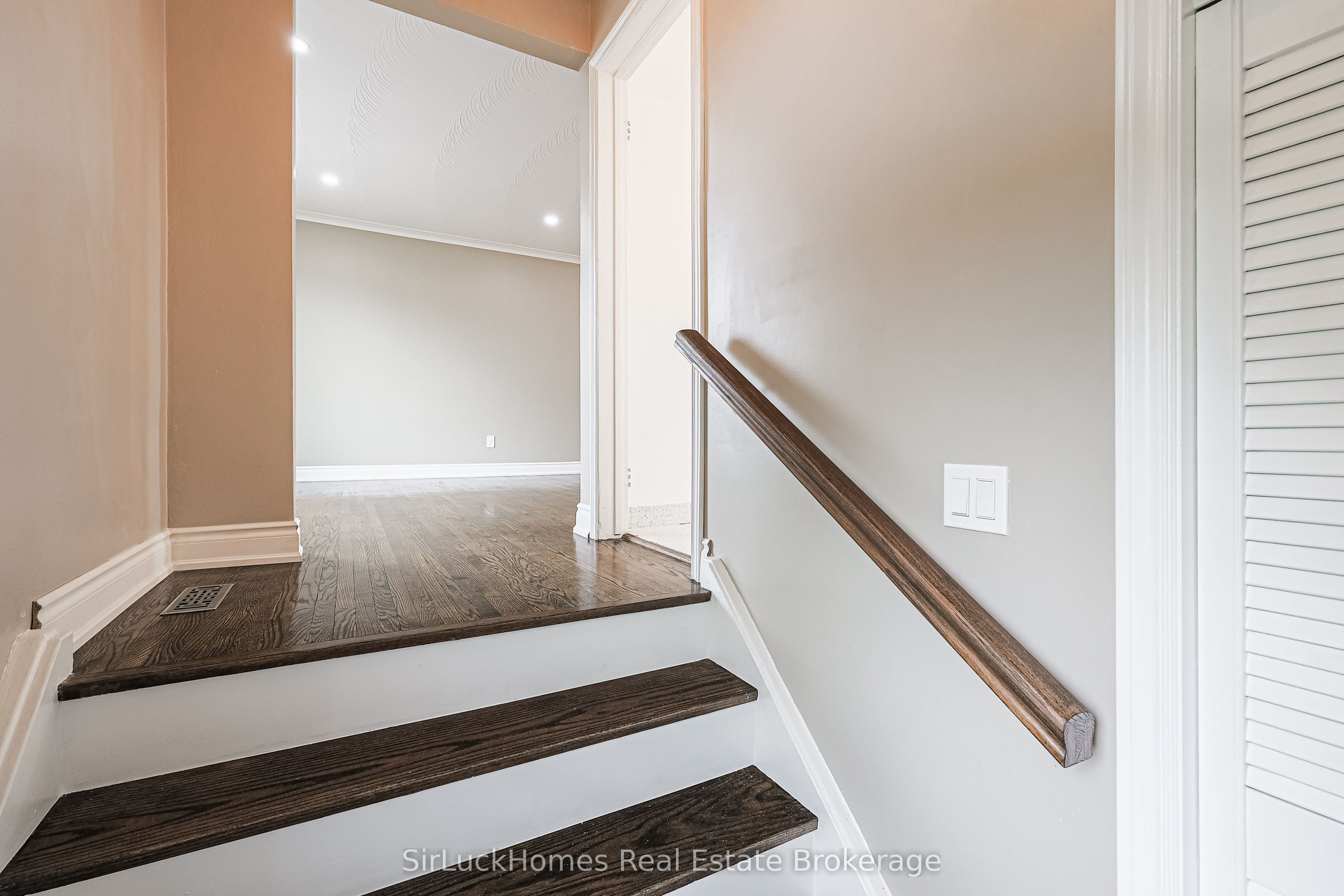 52 Dellbrook Crescent, Toronto, ON M9L 1E2 photo 2