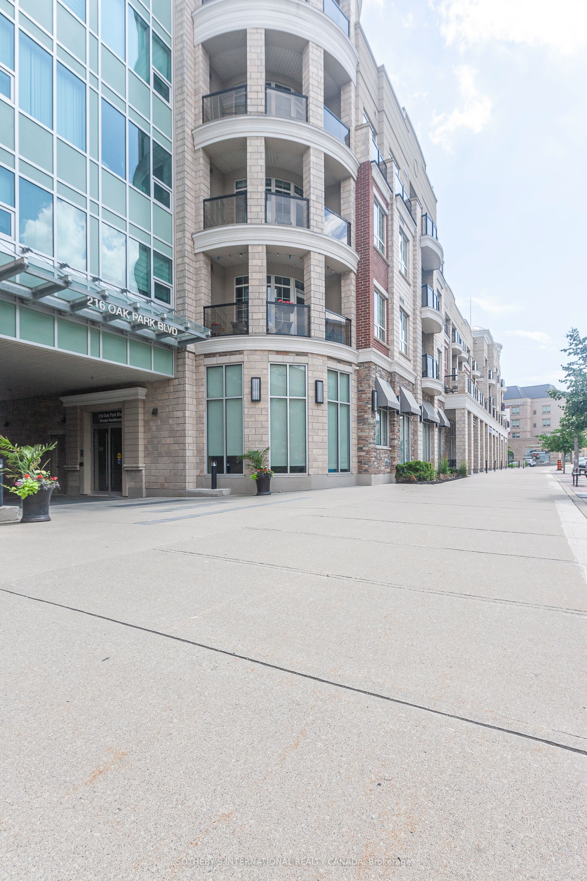 216 Oak Park Boulevard 315, Oakville, ON L6H 0K3 photo 2