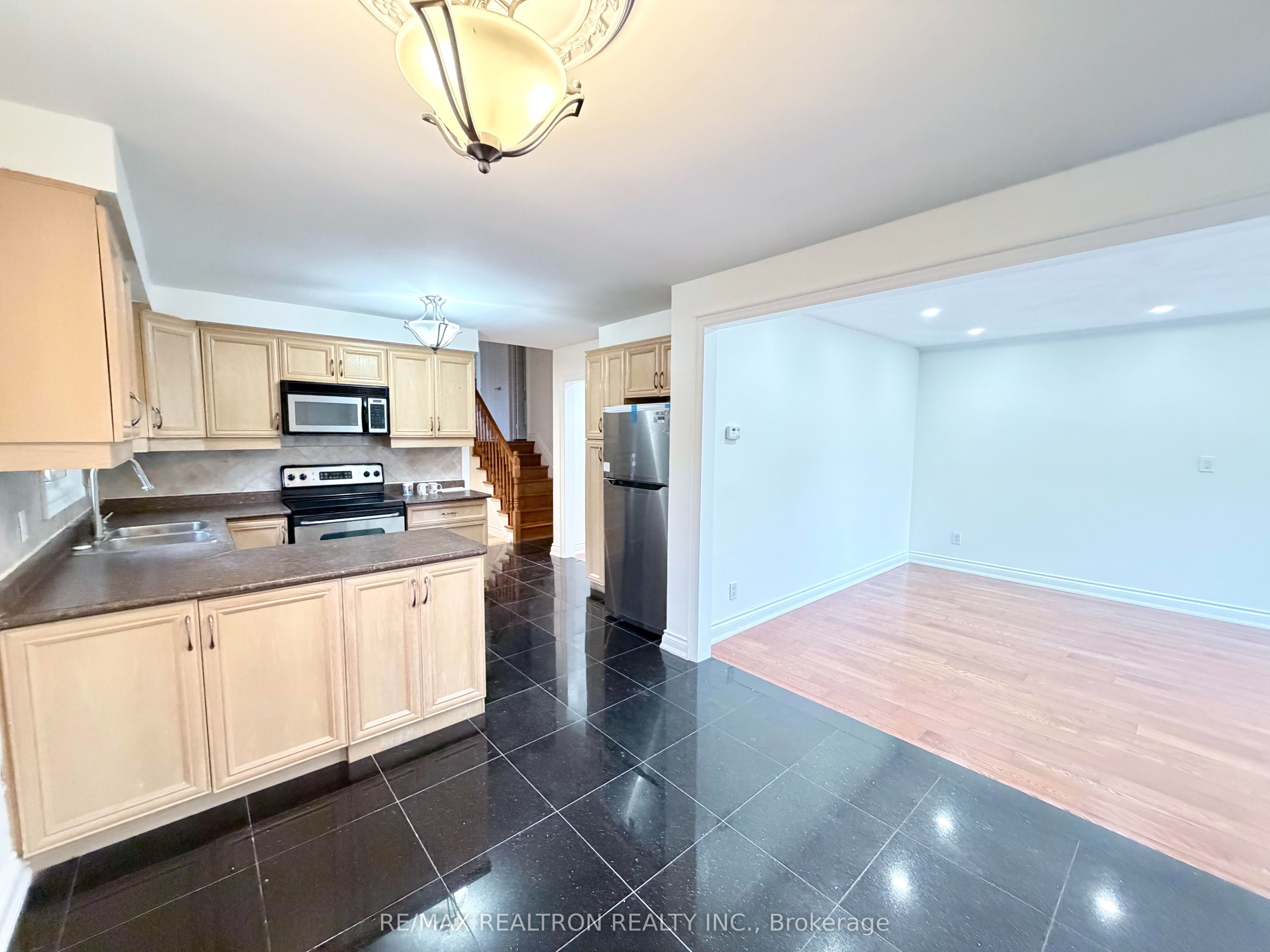 3948 Midhurst Lane Main Floor, Mississauga, ON L4Z 1C7 photo 2