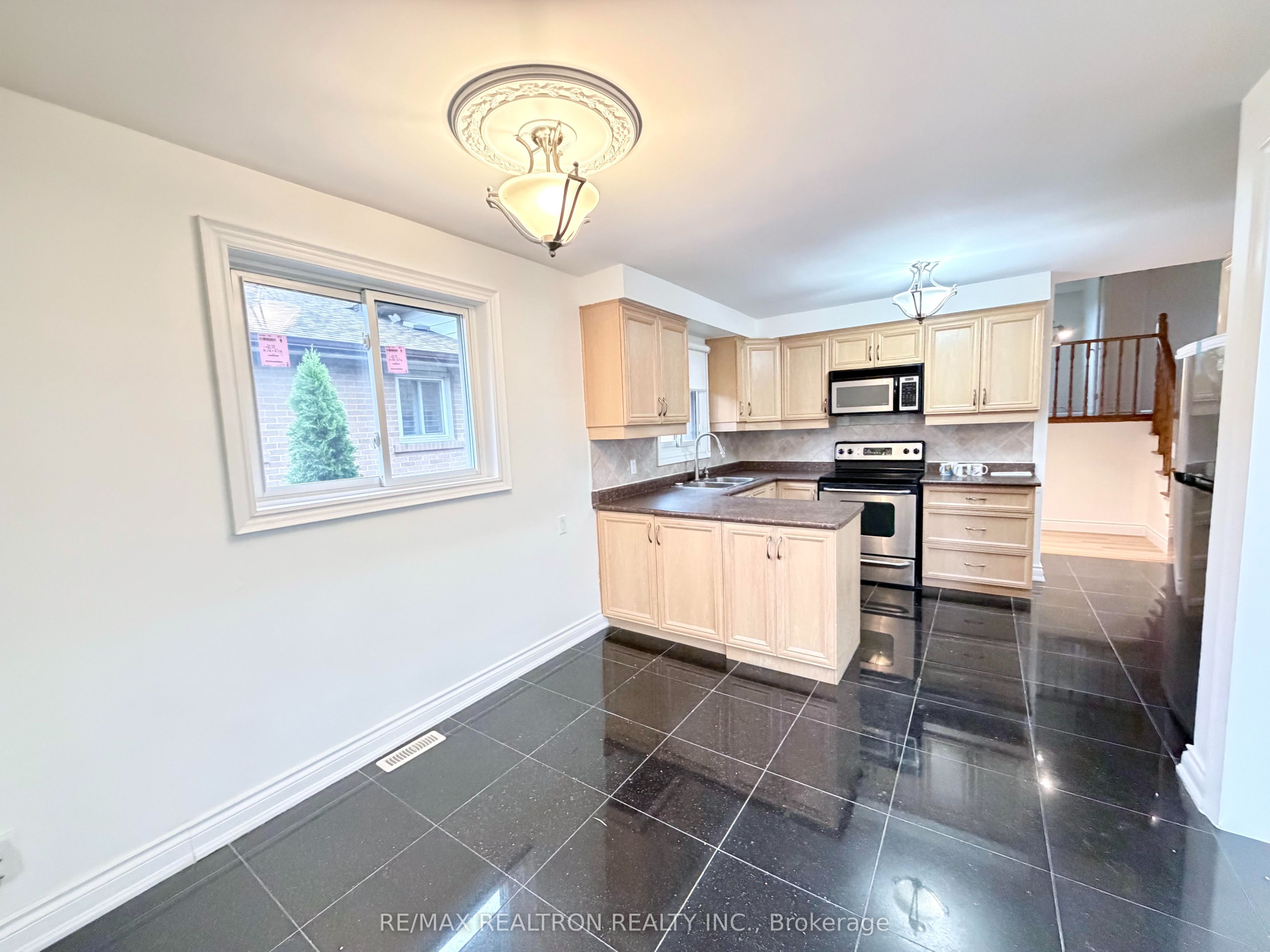 3948 Midhurst Lane Main Floor, Mississauga, ON L4Z 1C7 photo 3