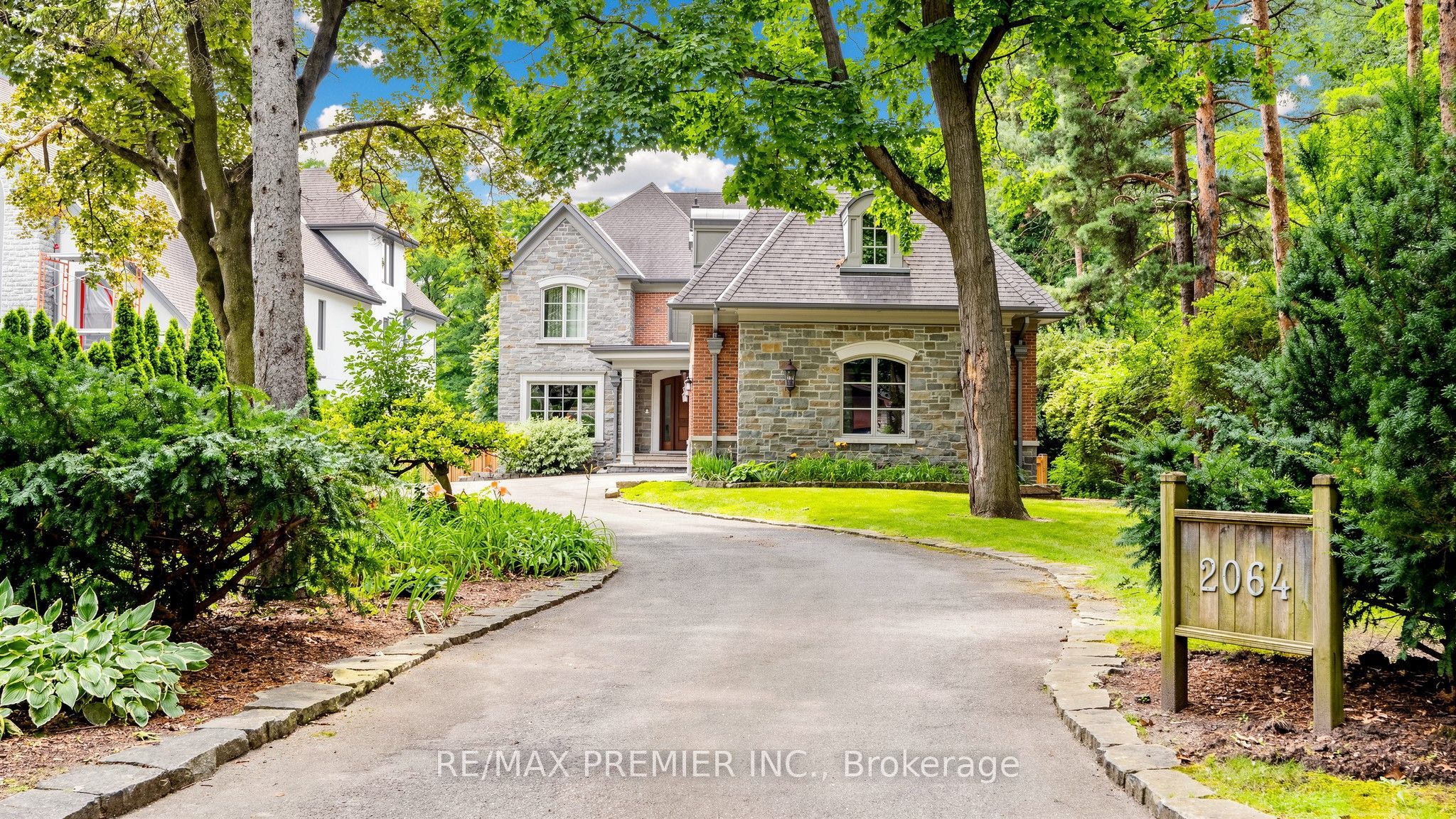 2064 Dickson Road, Mississauga, ON L5B 1Y6 photo 2