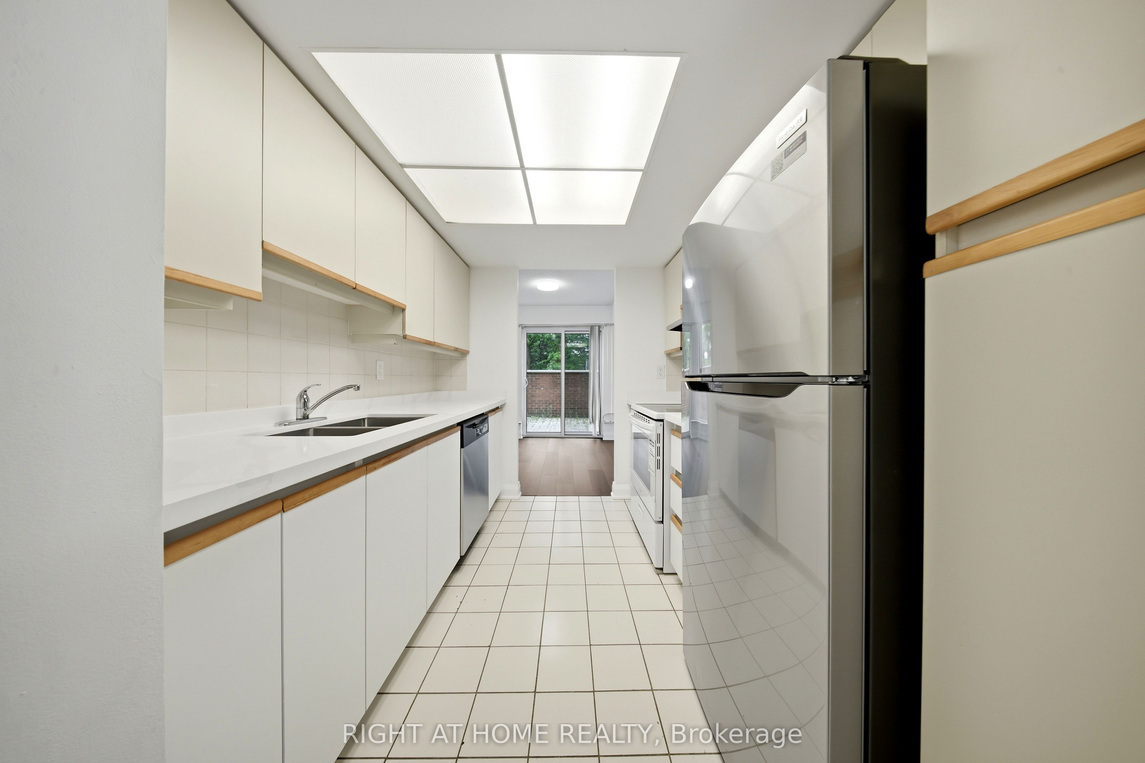 335 Webb Drive 203, Mississauga, ON L5B 4A1 photo 4