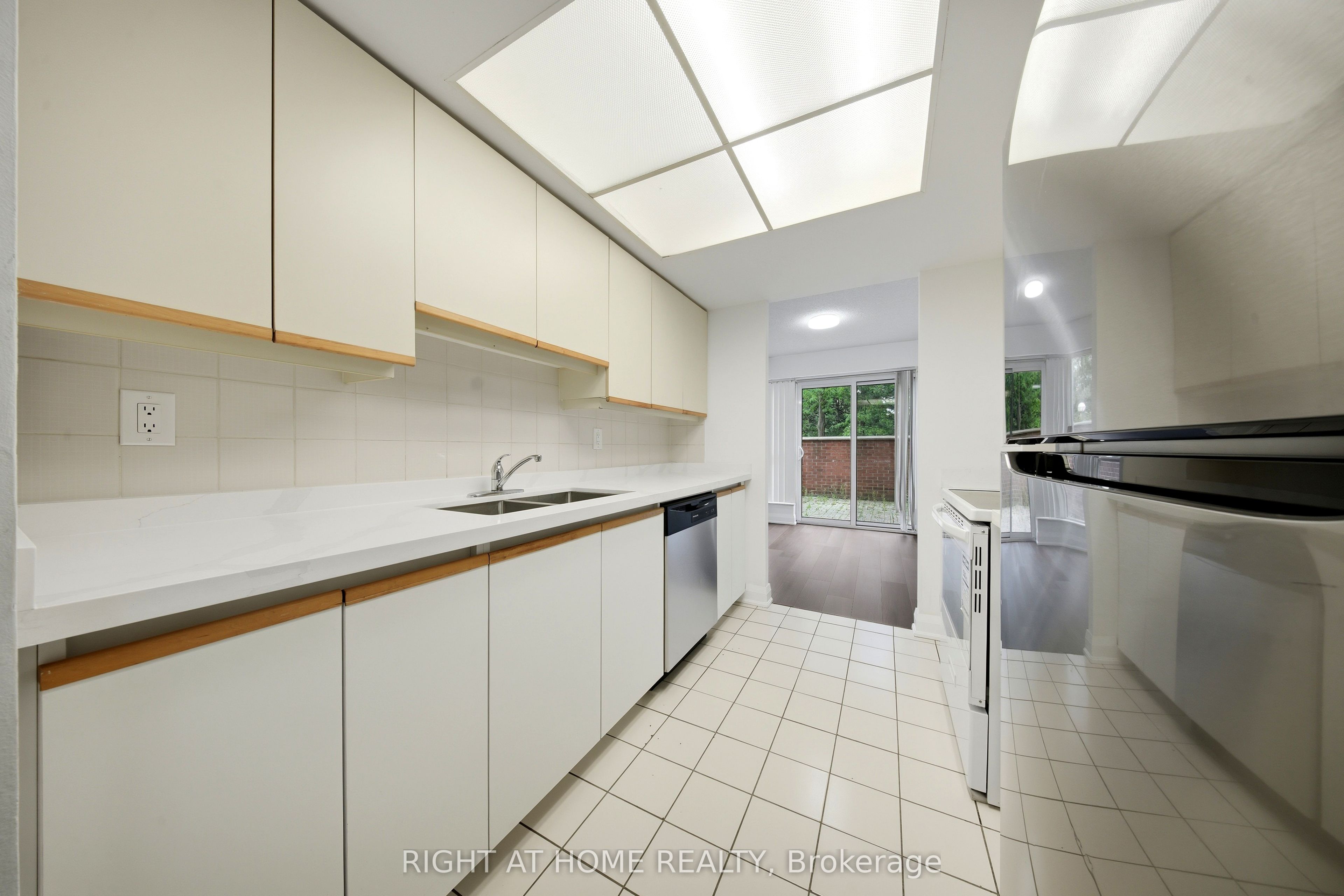 335 Webb Drive 203, Mississauga, ON L5B 4A1 photo 5