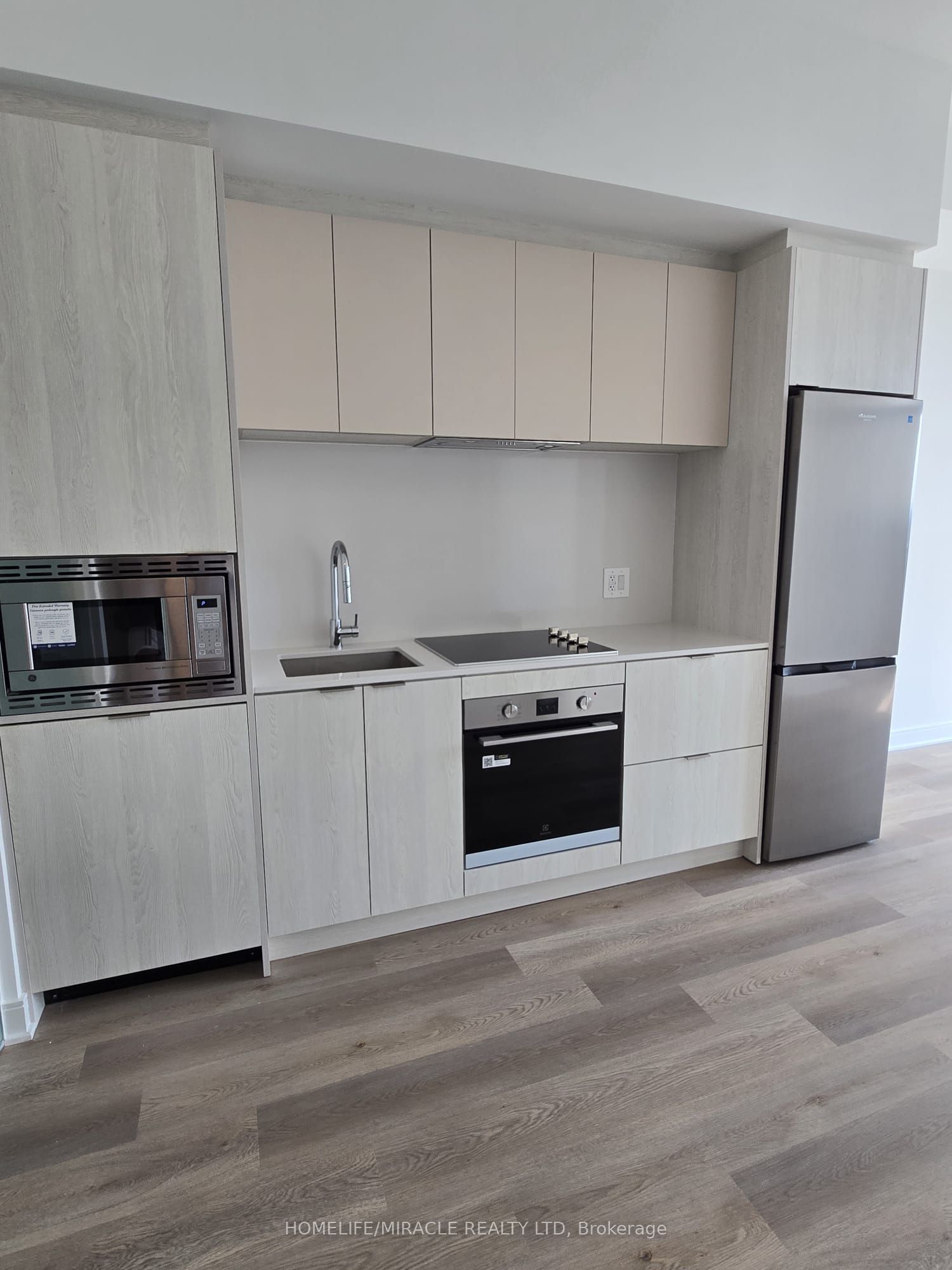 86 Dundas Street E 1715, Mississauga, ON L5A 0B1 photo 3