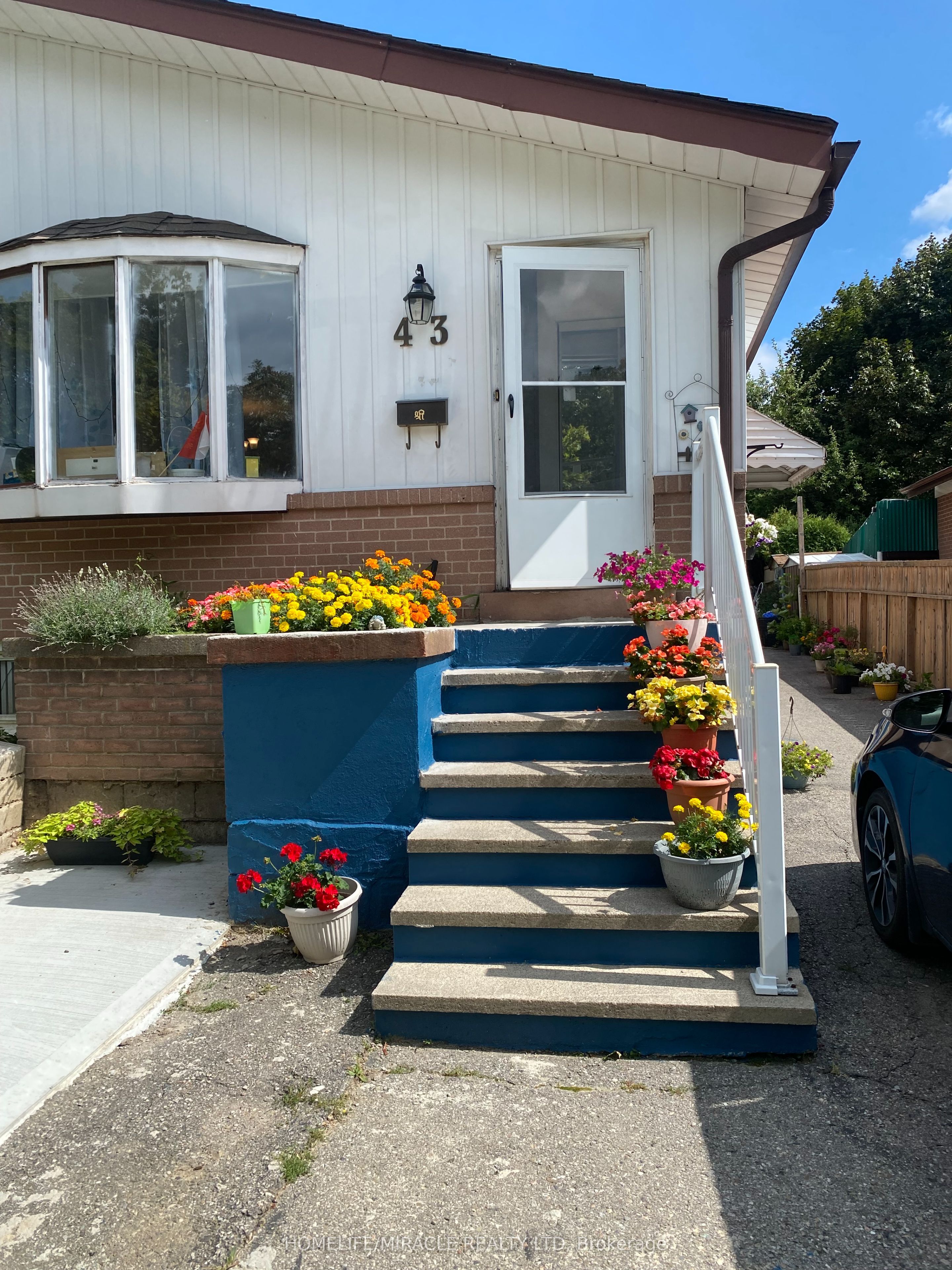 43 Corby Crescent Main, Brampton, ON L6Y 1H3