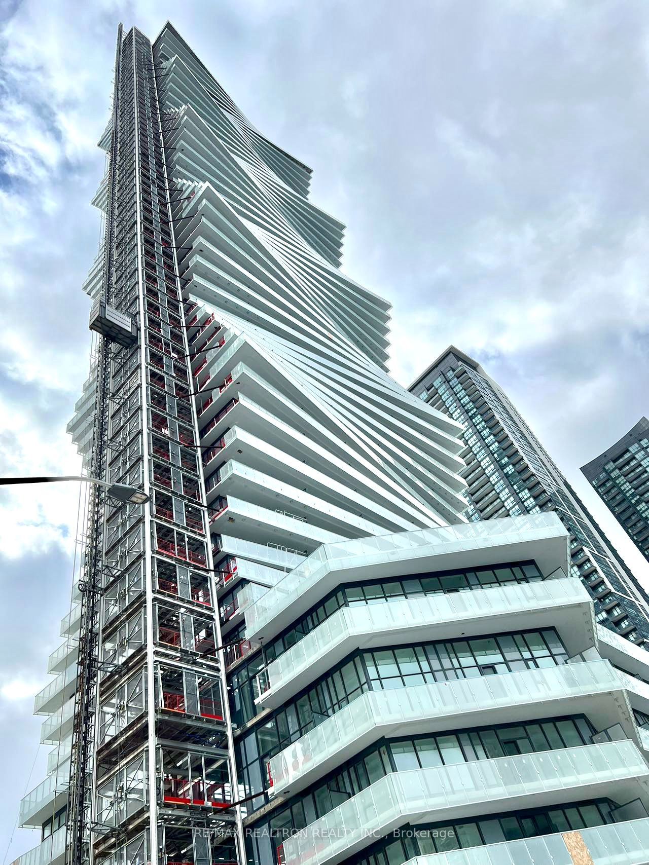 3900 Confederation Parkway 1702, Mississauga, ON L5B 0M3