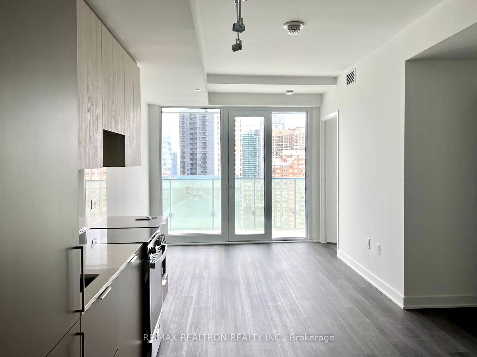 3900 Confederation Parkway 1702, Mississauga, ON L5B 0M3 photo 2