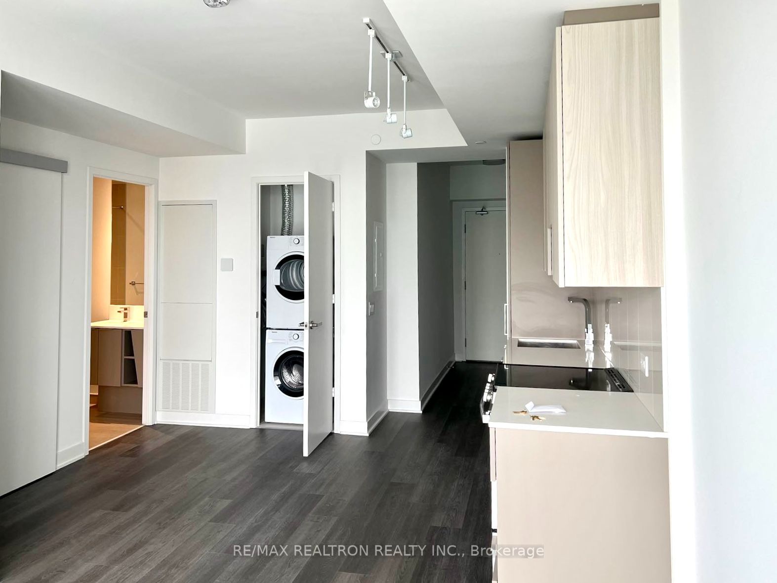 3900 Confederation Parkway 1702, Mississauga, ON L5B 0M3 photo 3