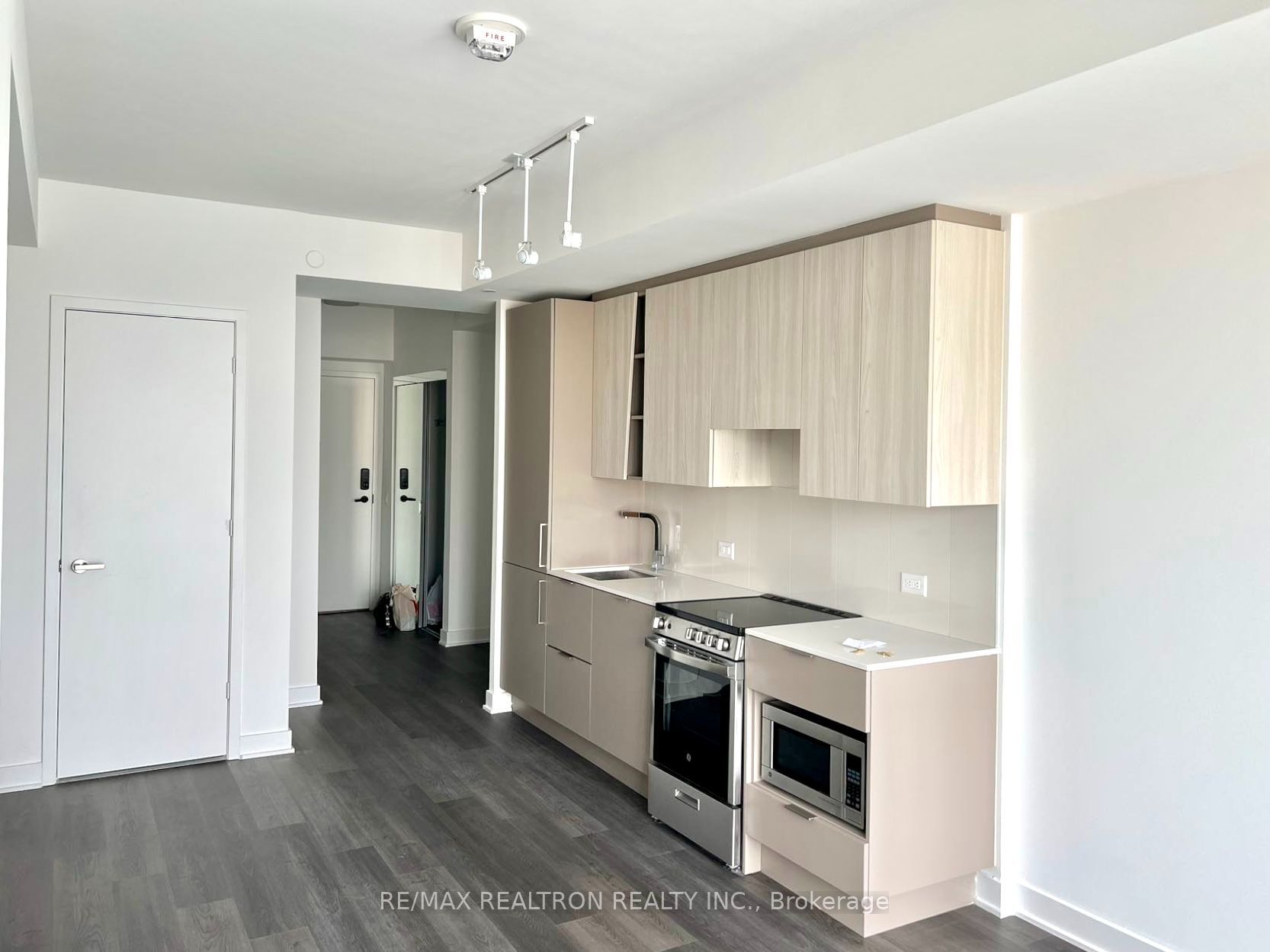 3900 Confederation Parkway 1702, Mississauga, ON L5B 0M3 photo 4